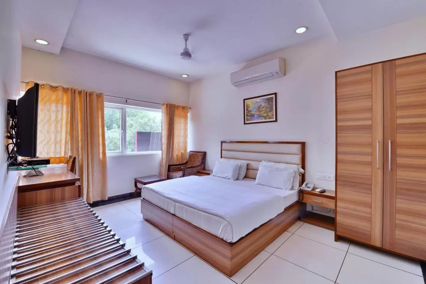 Superior Double Room - single occupancy in Hotel Aricent Opposite ISBT Sector 17 Chandigarh Superior Double Room - single occupancy in Hotel Aricent Opposite ISBT Sector 17 Chandigarh