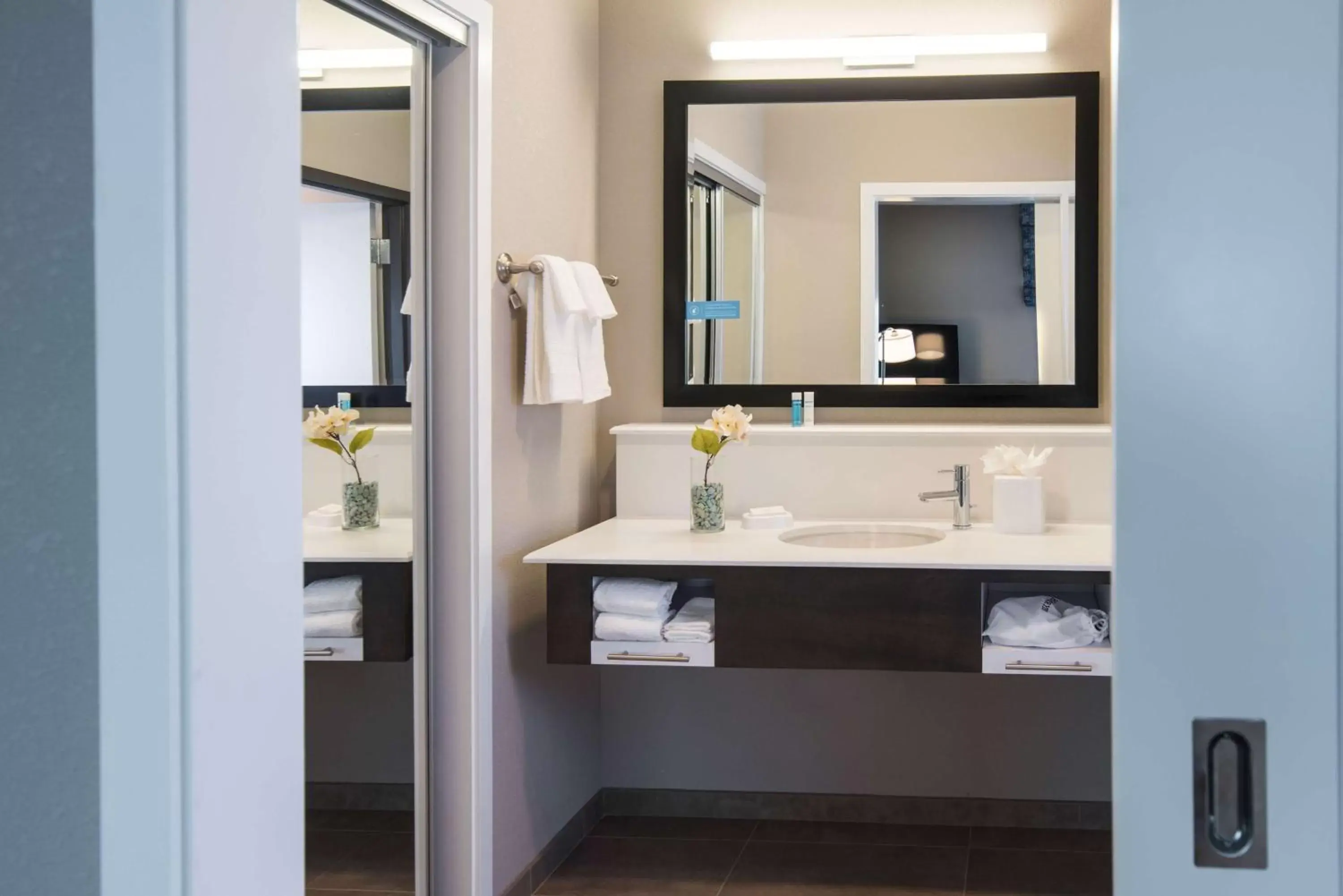 Queen Room with Two Queen Beds - Mobility and Hearing Access/Non-Smoking in Hampton Inn and Suites at Wisconsin Dells Lake Delton Queen Room with Two Queen Beds - Mobility and Hearing Access/Non-Smoking in Hampton Inn and Suites at Wisconsin Dells Lake Delton