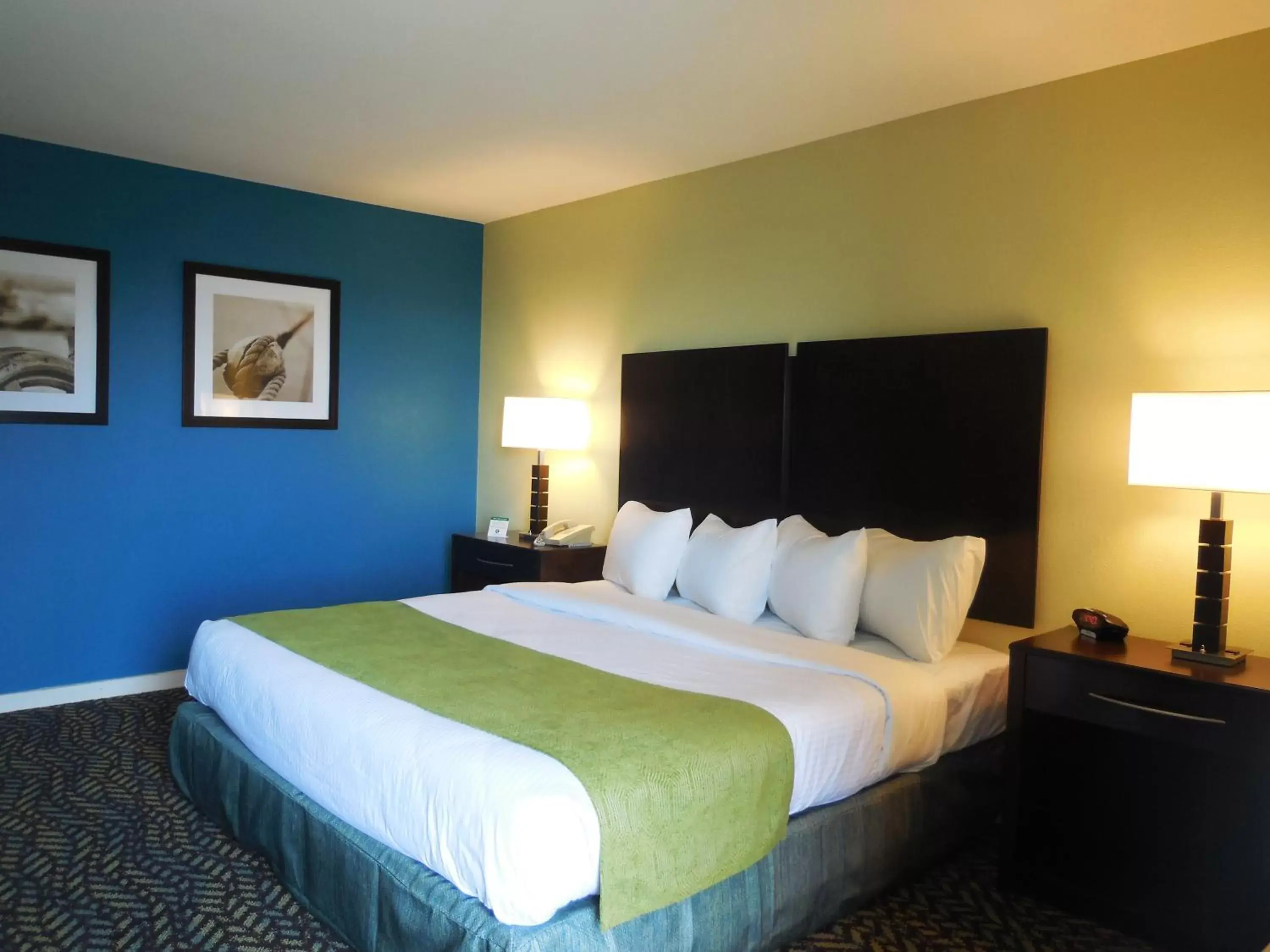 King Room with Balcony in Anchor Inn King Room with Balcony in Anchor Inn