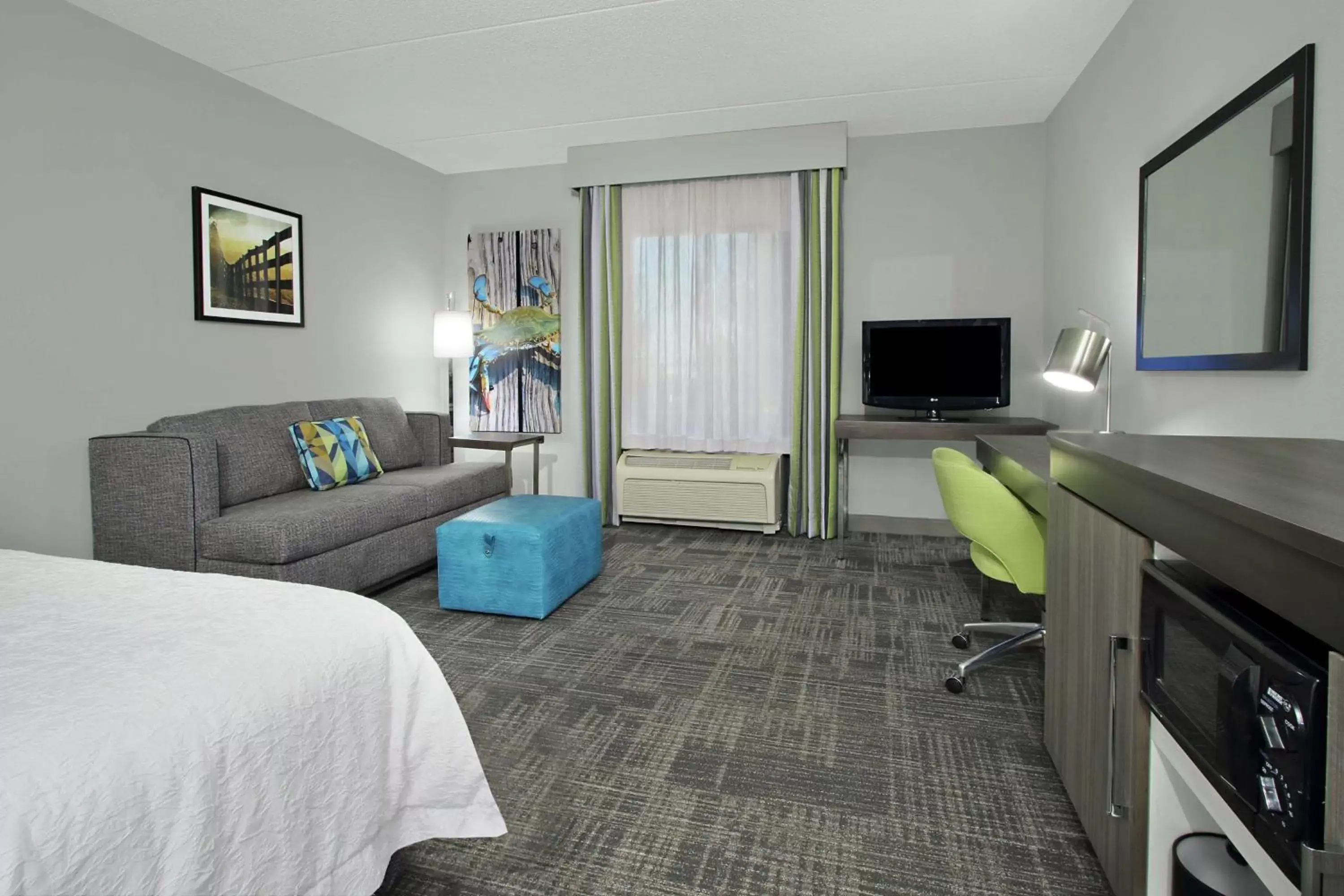 King Room with Sofa Bed and Study - Non-Smoking in Hampton Inn Hagerstown-Maugansville King Room with Sofa Bed and Study - Non-Smoking in Hampton Inn Hagerstown-Maugansville