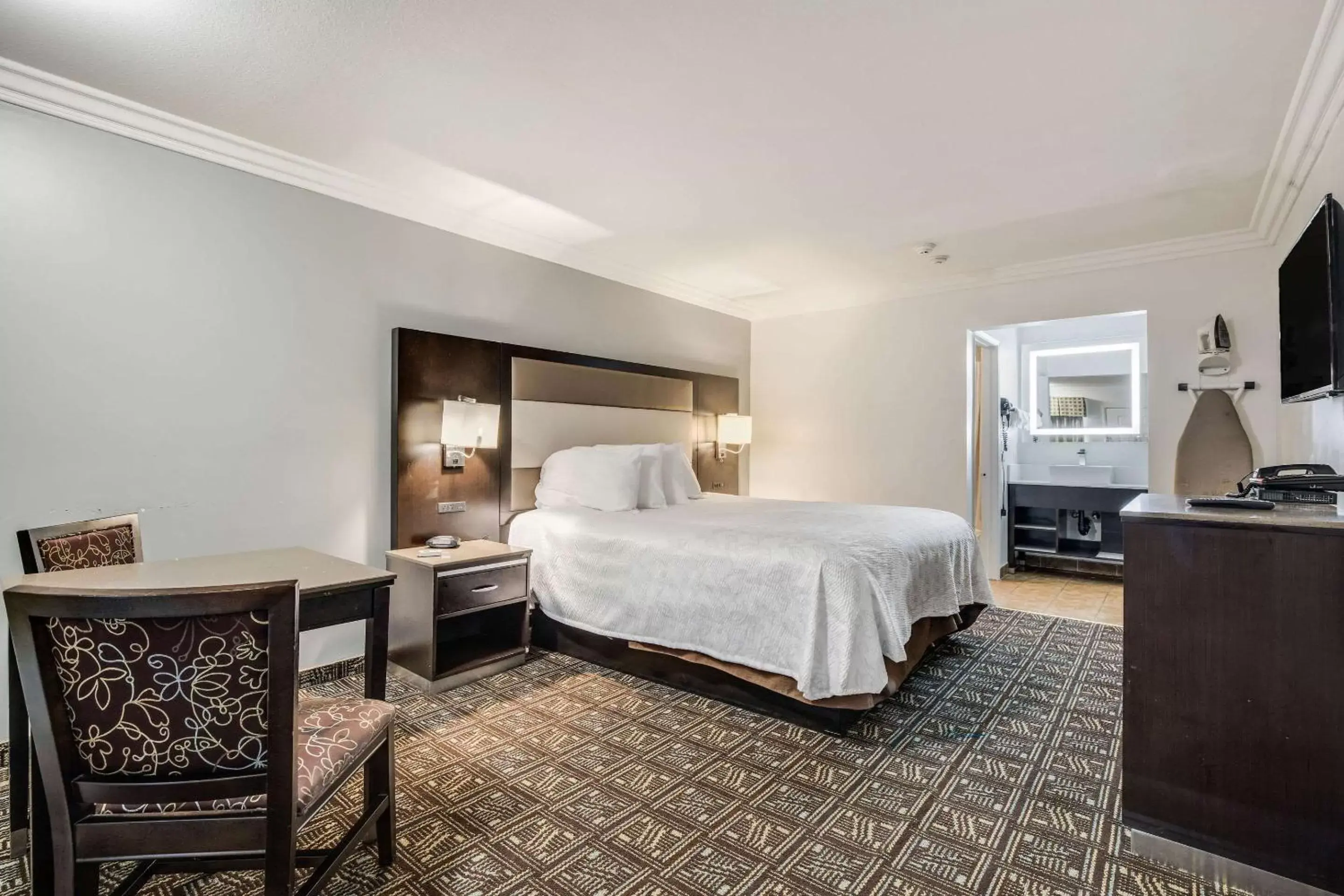 Standard King Room - Non-Smoking in Rodeway Inn Old Town Temecula Standard King Room - Non-Smoking in Rodeway Inn Old Town Temecula