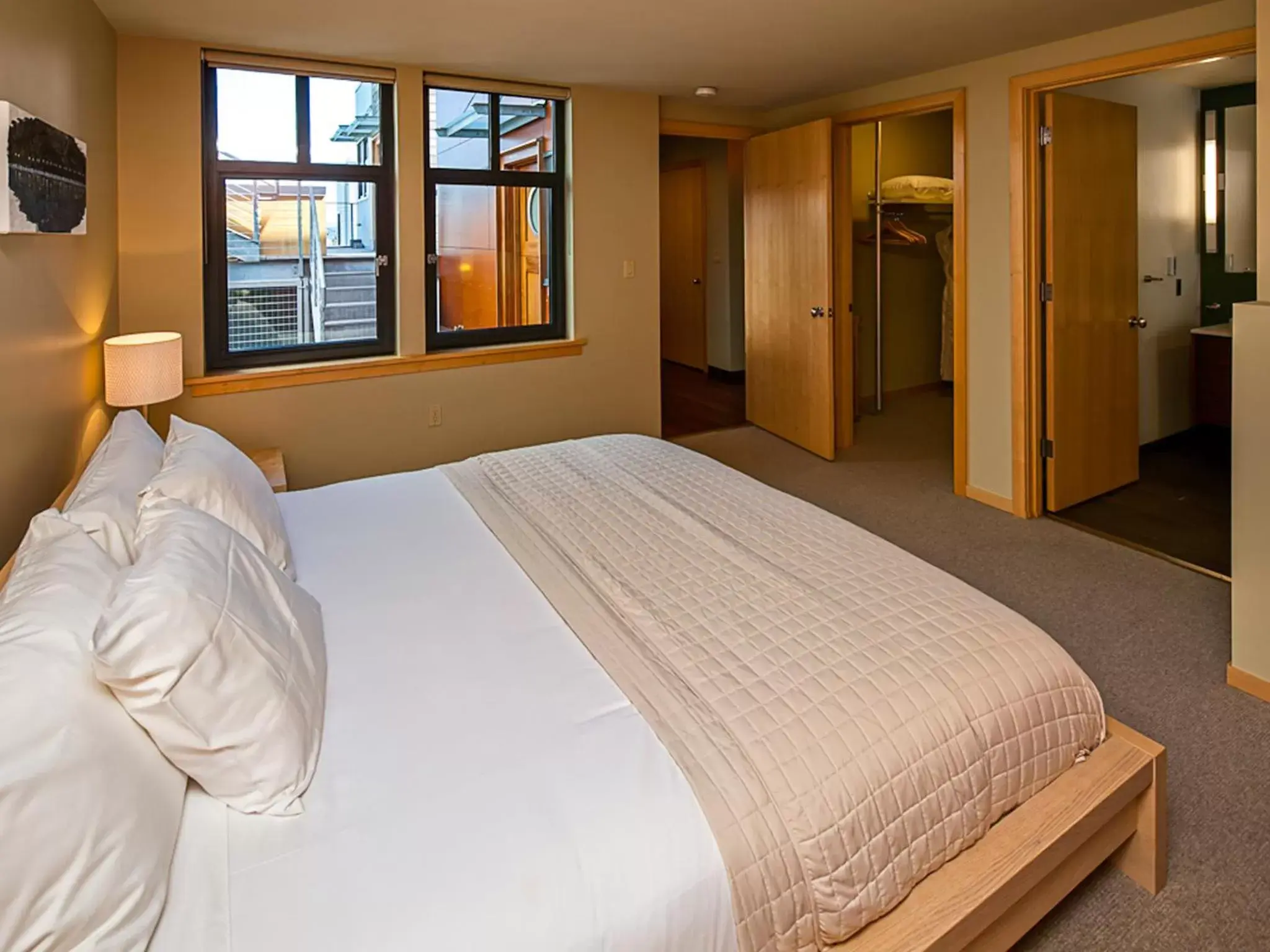 Standard One-Bedroom Apartment in Island Inn at 123 West Standard One-Bedroom Apartment in Island Inn at 123 West