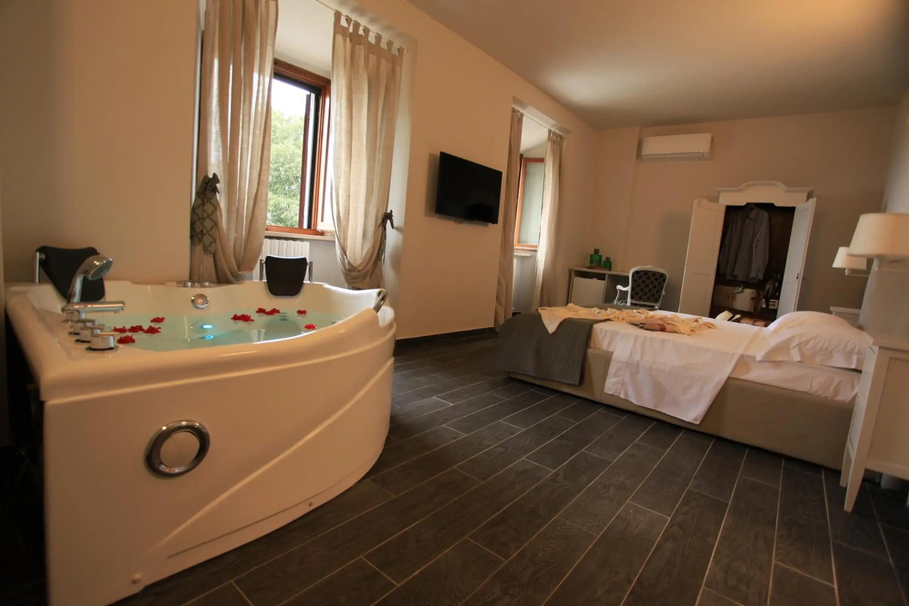 Deluxe Double Room with Bath in Hotel Le Macine Deluxe Double Room with Bath in Hotel Le Macine