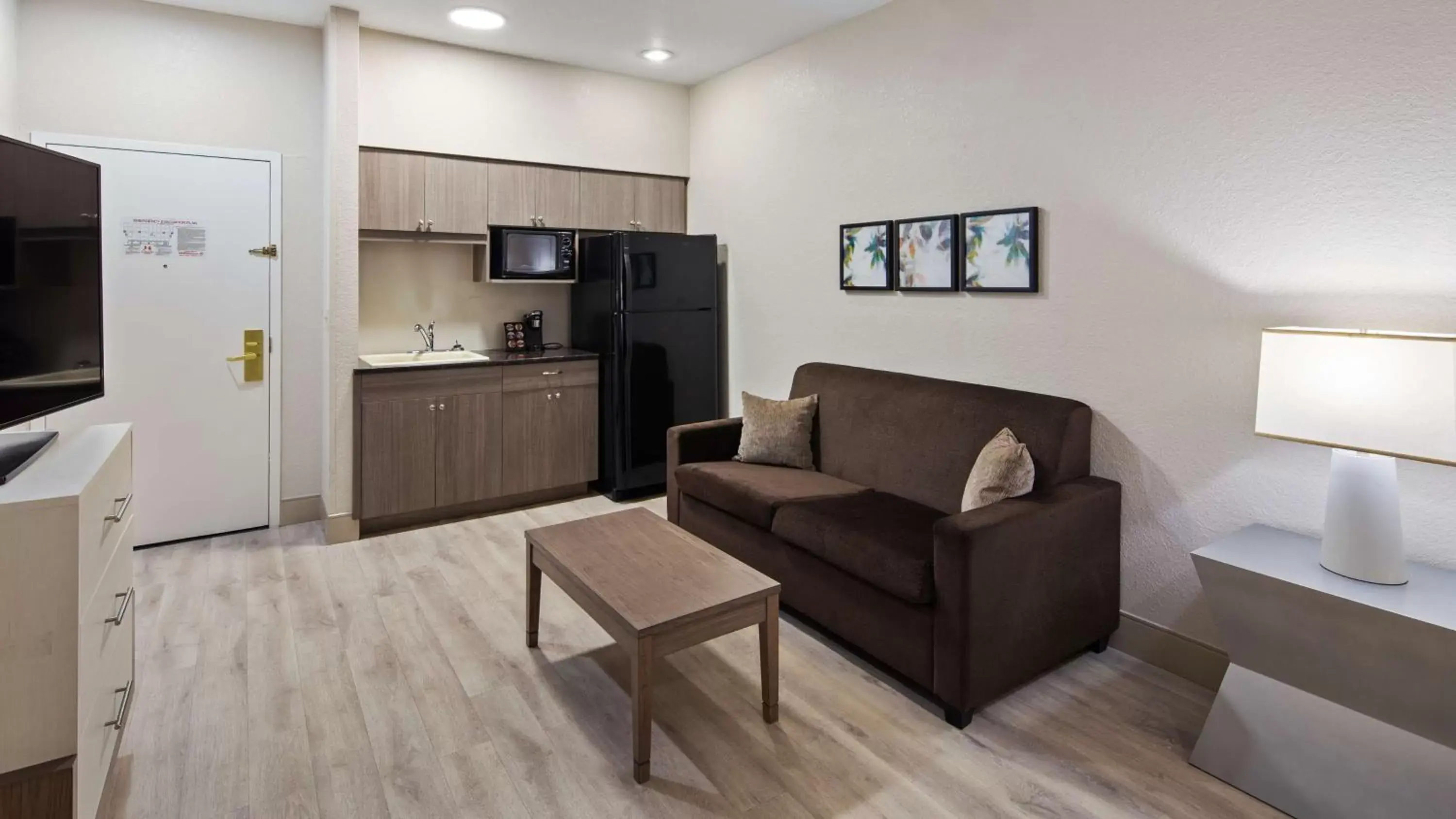 King Kitchenette Suite with Sofa Bed - Non-Smoking in Best Western Heritage Inn and Suites King Kitchenette Suite with Sofa Bed - Non-Smoking in Best Western Heritage Inn and Suites