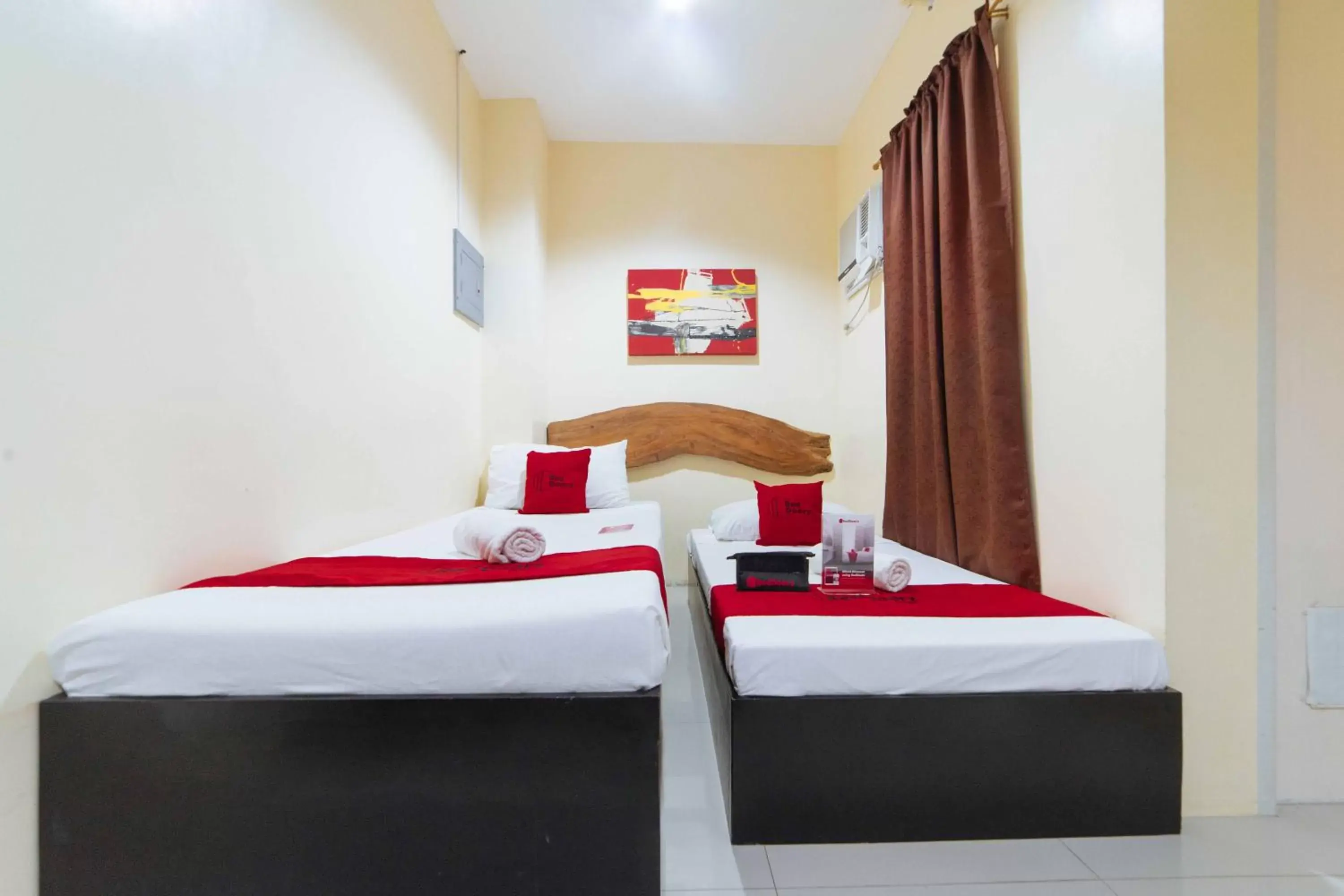 Twin Room in RedDoorz near New Government Center Twin Room in RedDoorz near New Government Center