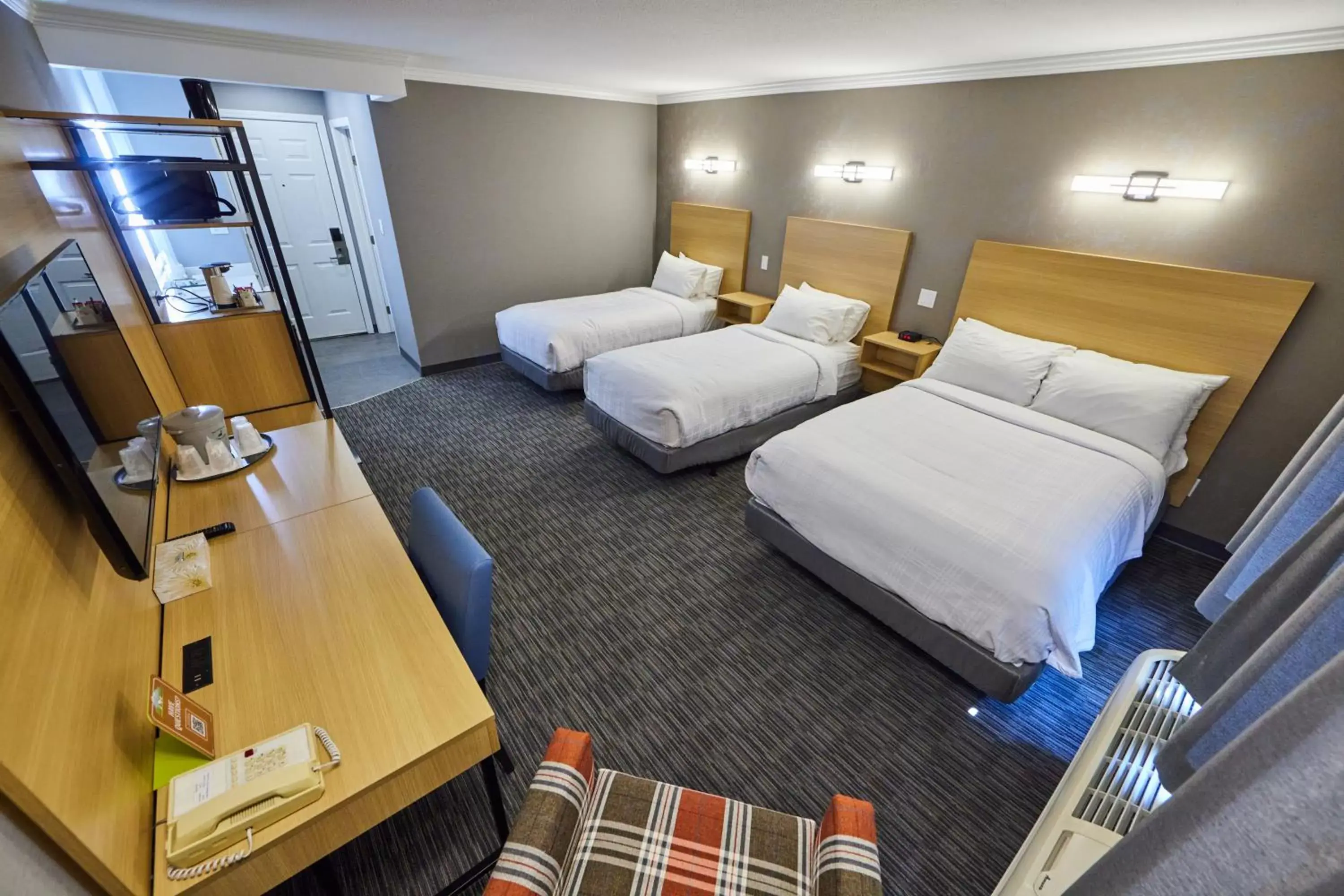 Quadruple Room with 1 Double Bed and 2 Single Beds in Mount Robson Inn Quadruple Room with 1 Double Bed and 2 Single Beds in Mount Robson Inn