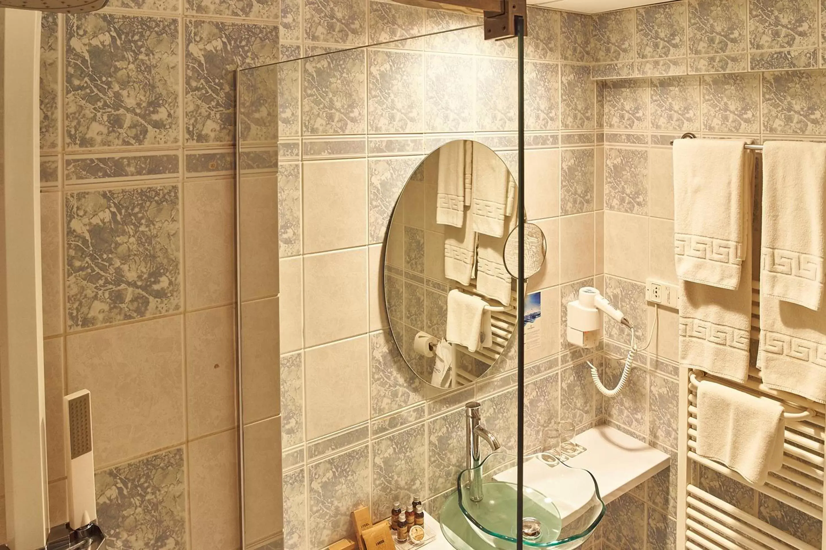 Deluxe Twin Room with River View in Continental Forum Oradea Deluxe Twin Room with River View in Continental Forum Oradea