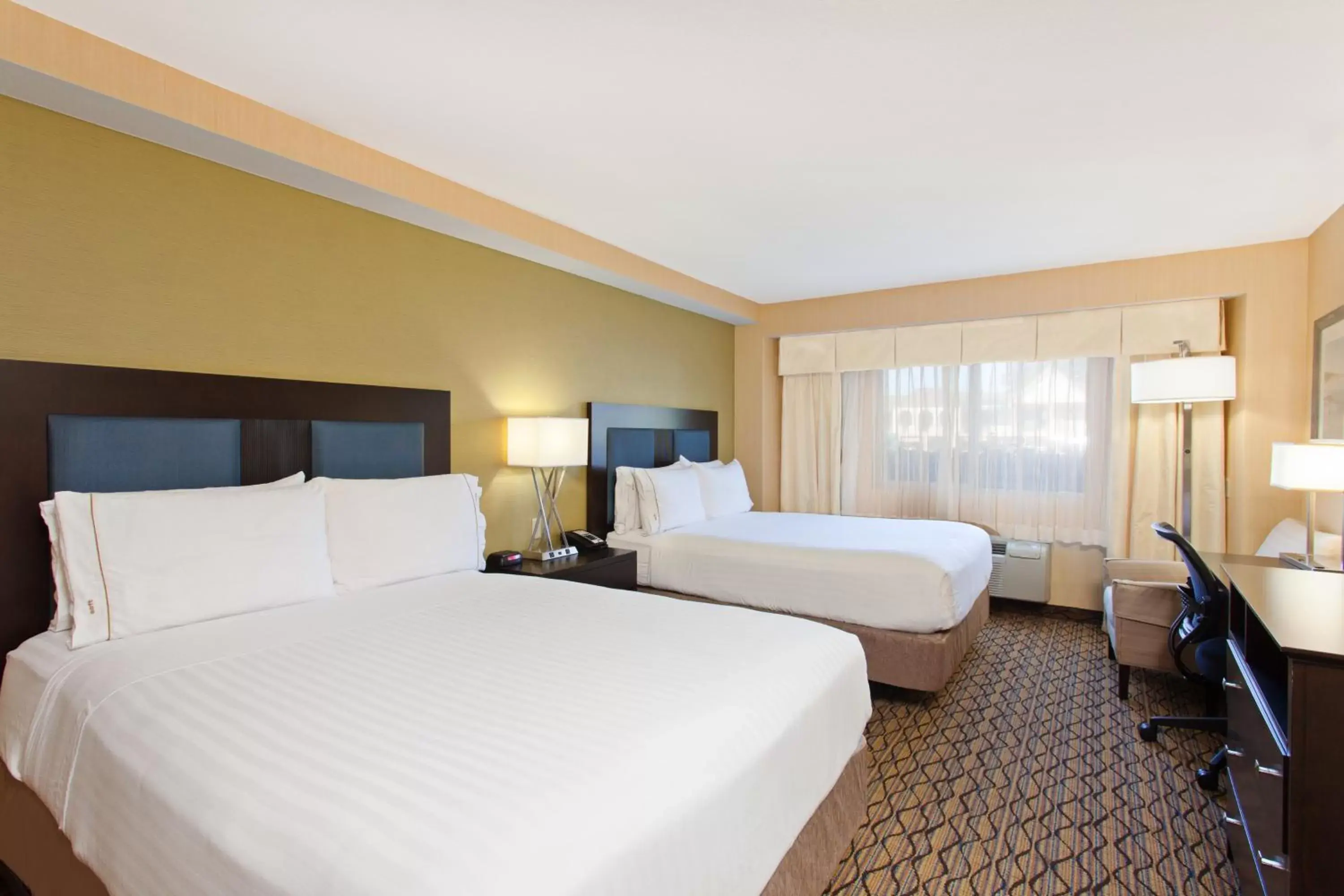 Standard Queen Room with Two Queen Beds and Tub - Mobility/Communications Accessible in Holiday Inn Express Newport Beach by IHG Standard Queen Room with Two Queen Beds and Tub - Mobility/Communications Accessible in Holiday Inn Express Newport Beach by IHG