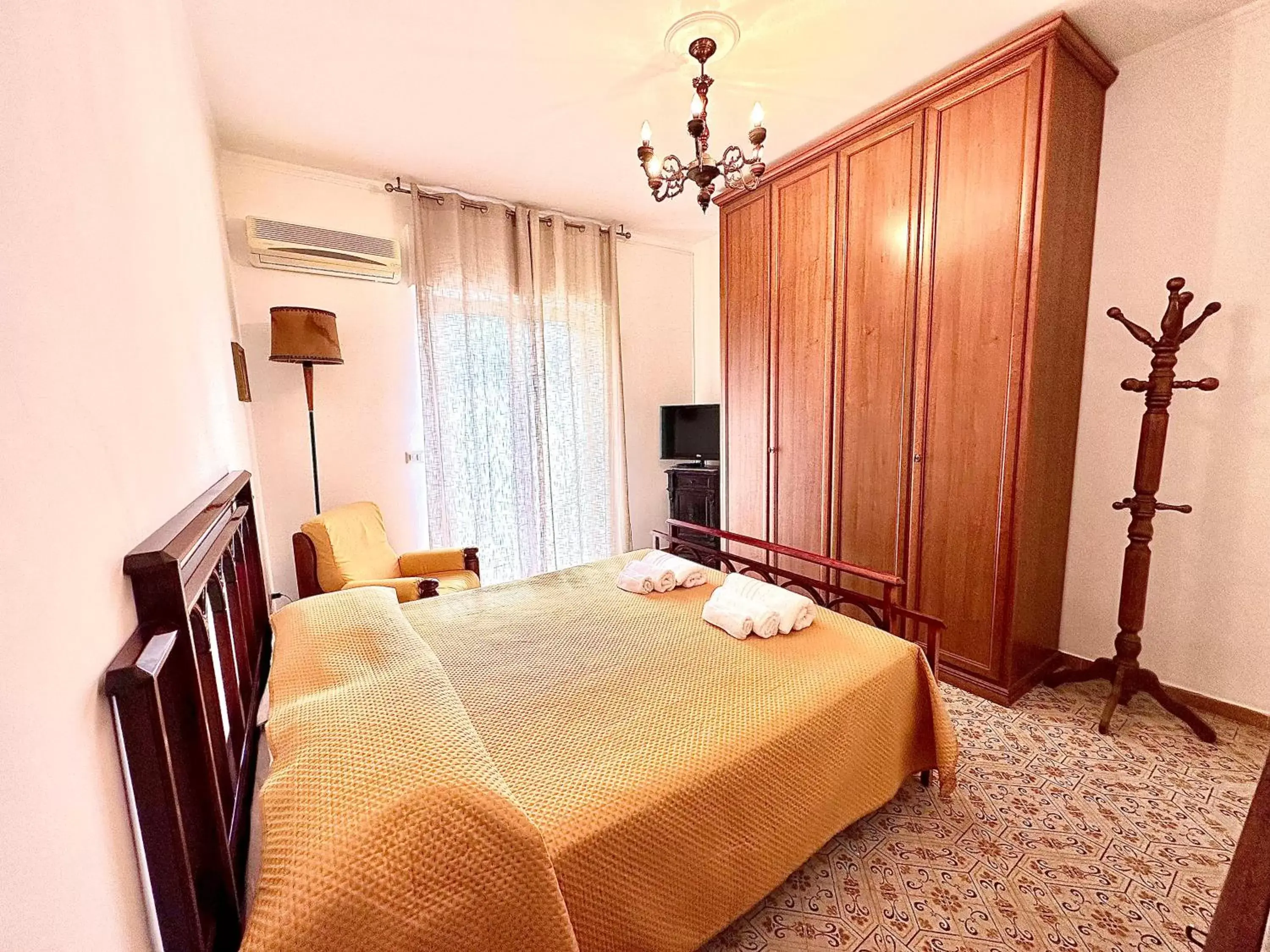 Standard Double Room with Shared Bathroom in Sorrenthouse Standard Double Room with Shared Bathroom in Sorrenthouse