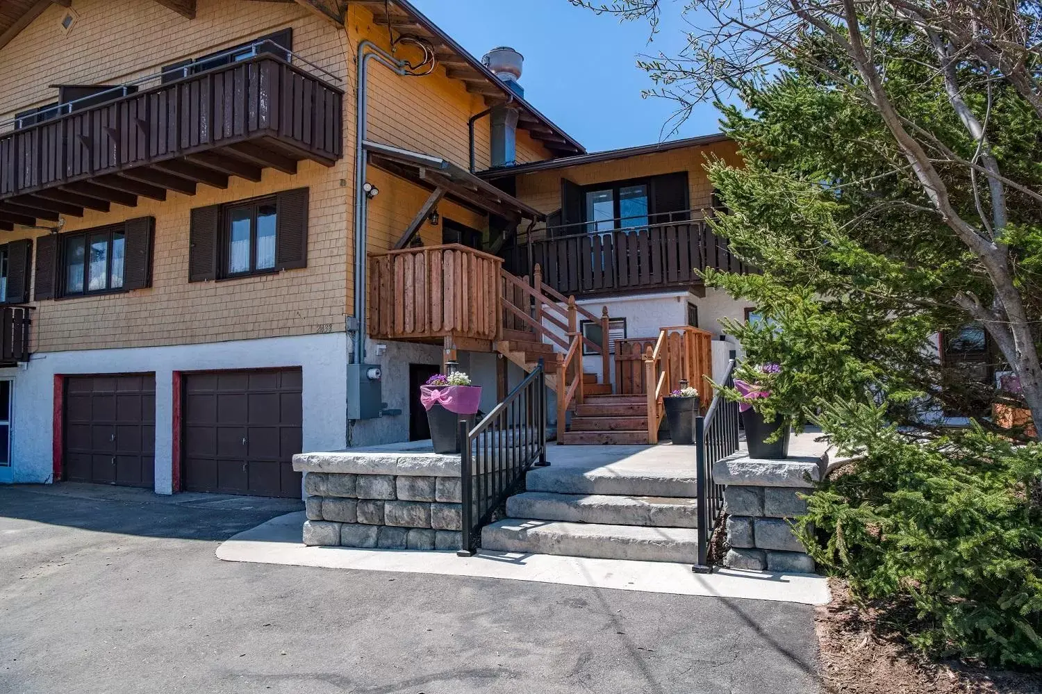 Deluxe Double Room with Balcony in Edelweiss Inn Nova Scotia Deluxe Double Room with Balcony in Edelweiss Inn Nova Scotia