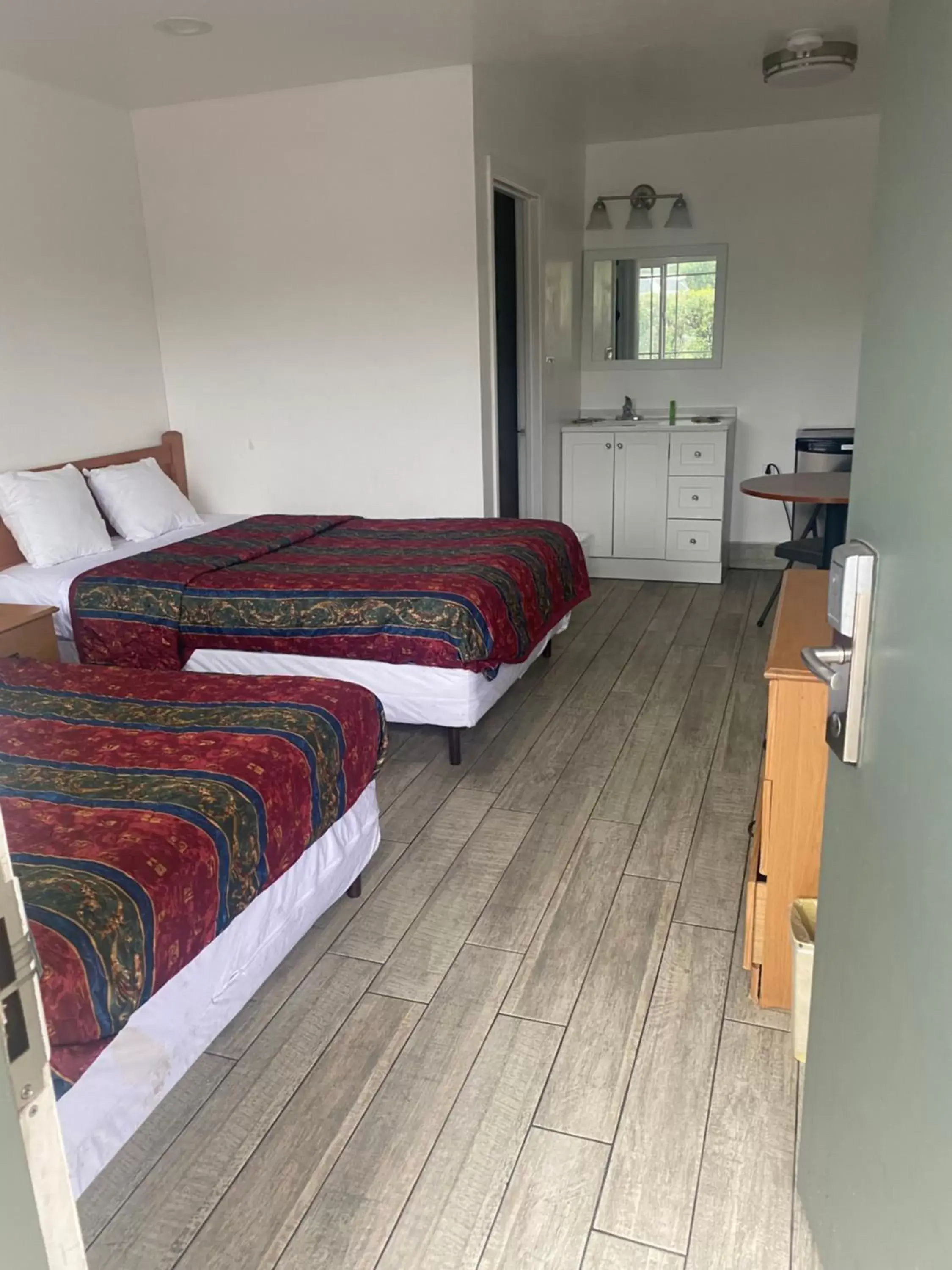 2 Queen Beds Non-Smoking in Americas Best Value Inn Thousand Oaks 2 Queen Beds Non-Smoking in Americas Best Value Inn Thousand Oaks