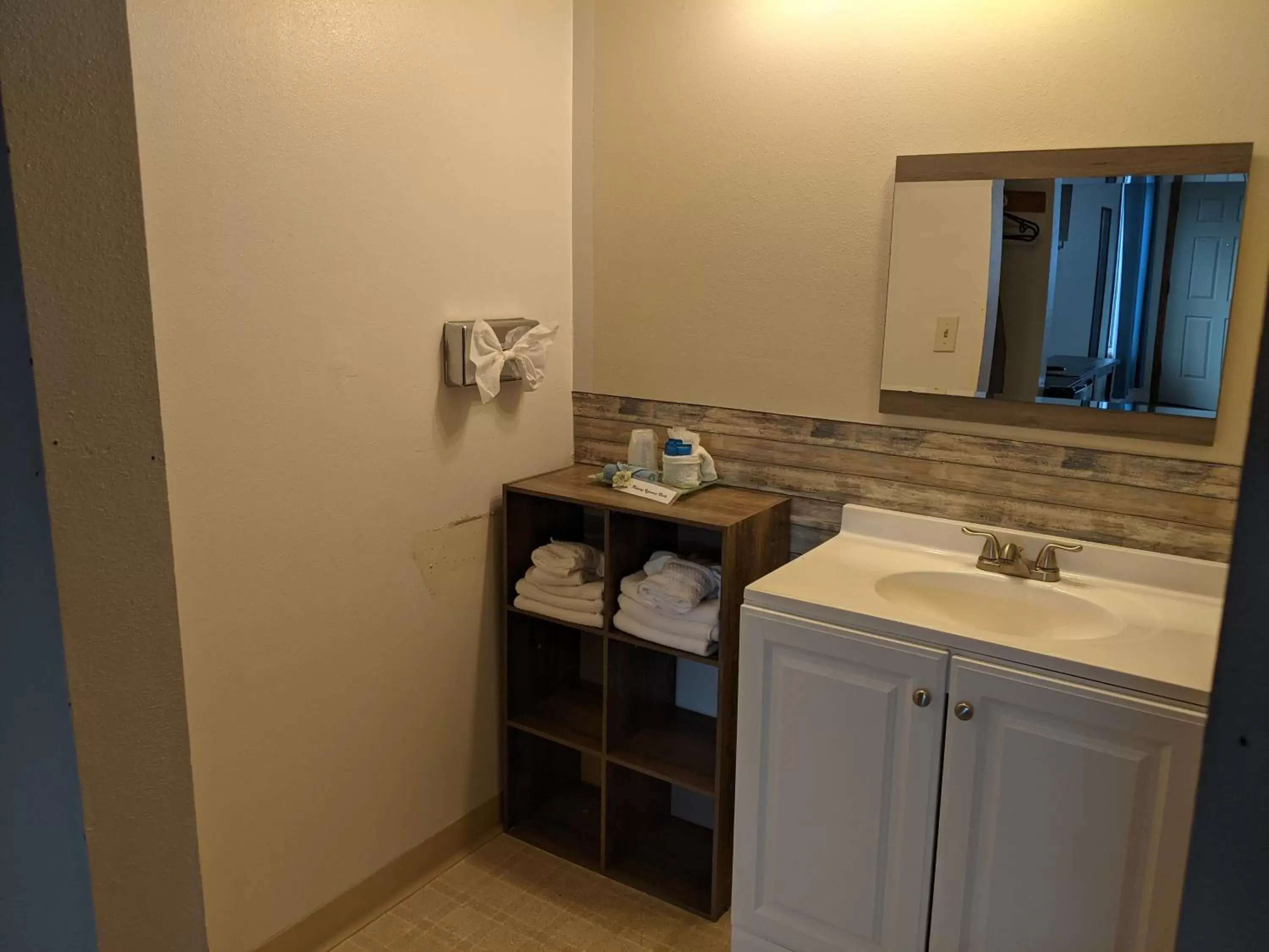 Standard Queen Room - Dog Friendly in Hillcrest Inn Standard Queen Room - Dog Friendly in Hillcrest Inn