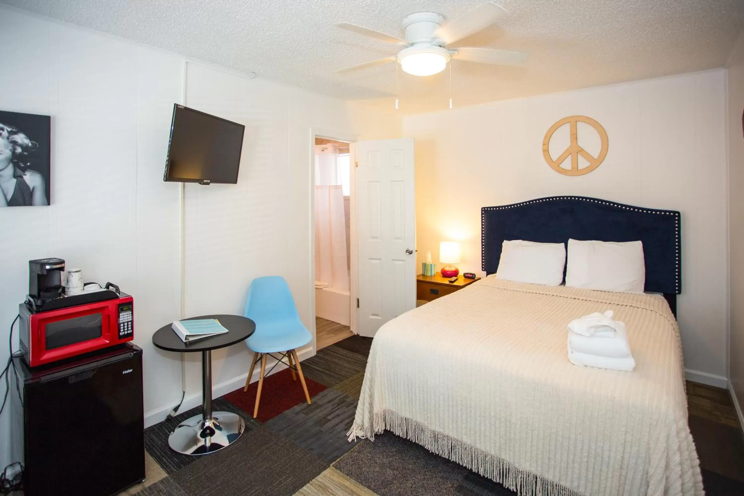 Standard Full Bed Room in Sunset Motel Standard Full Bed Room in Sunset Motel