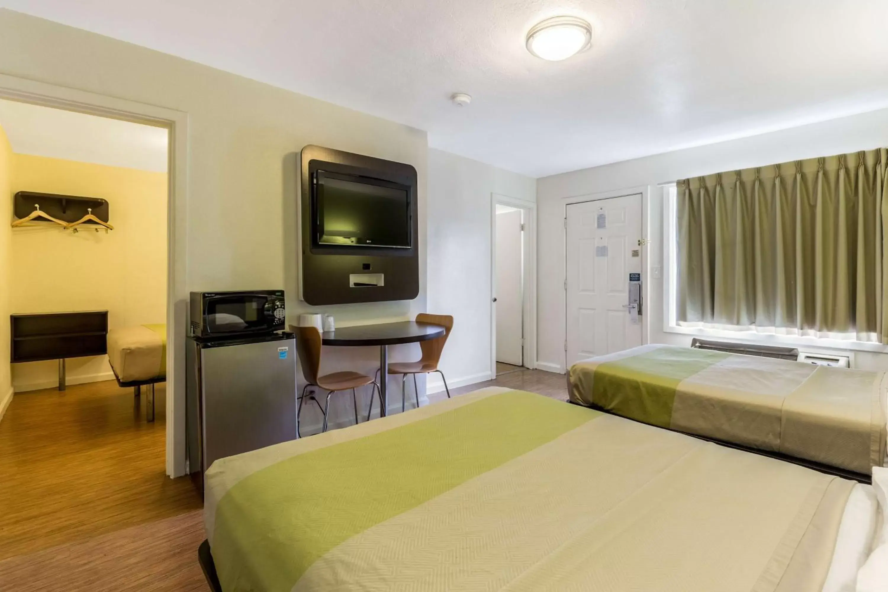 Deluxe Quadruple Room - Non-Smoking in Motel 6 San Rafael Deluxe Quadruple Room - Non-Smoking in Motel 6 San Rafael