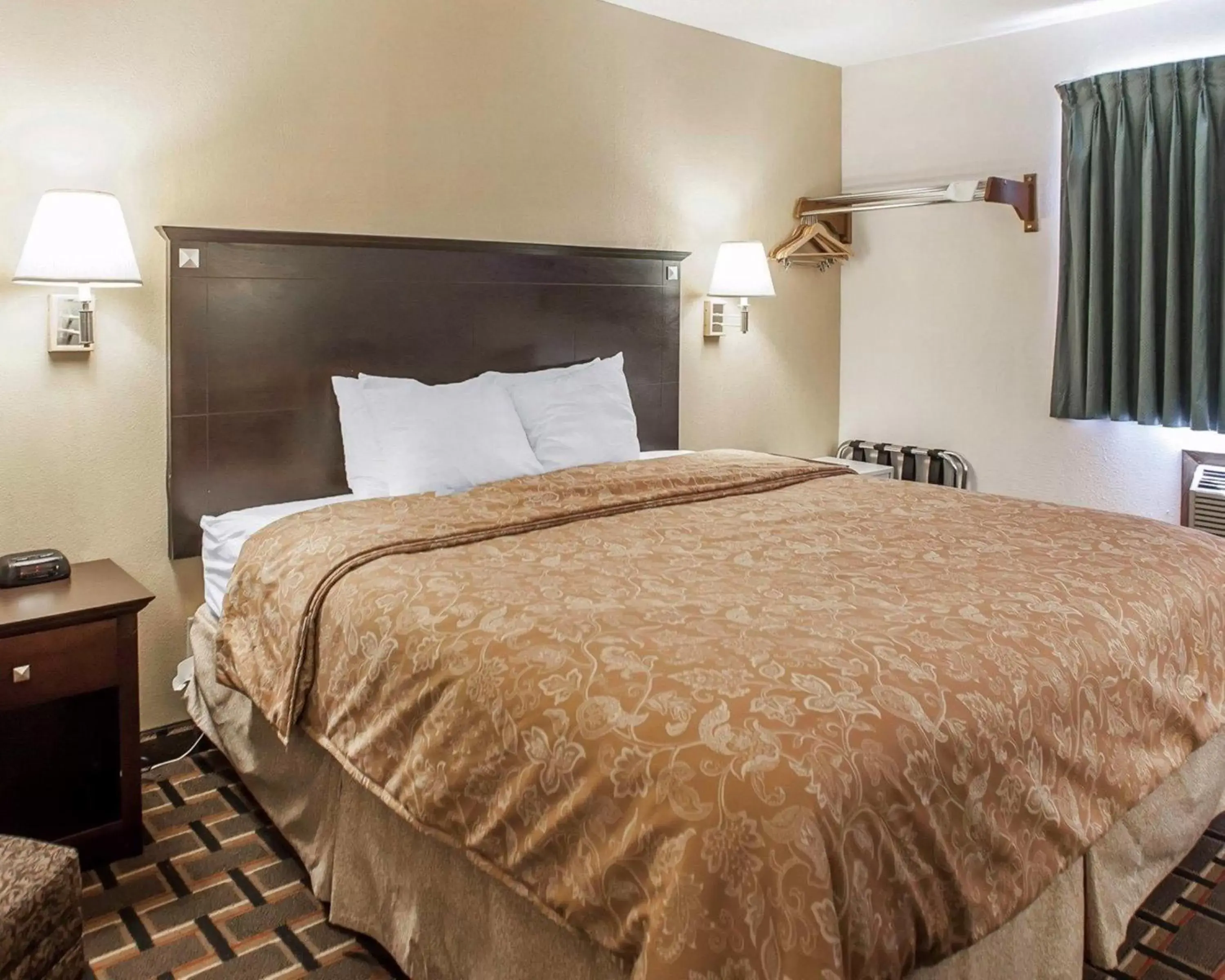 King Room - Non-Smoking in Clarion Pointe Bettendorf - Quad Cities King Room - Non-Smoking in Clarion Pointe Bettendorf - Quad Cities