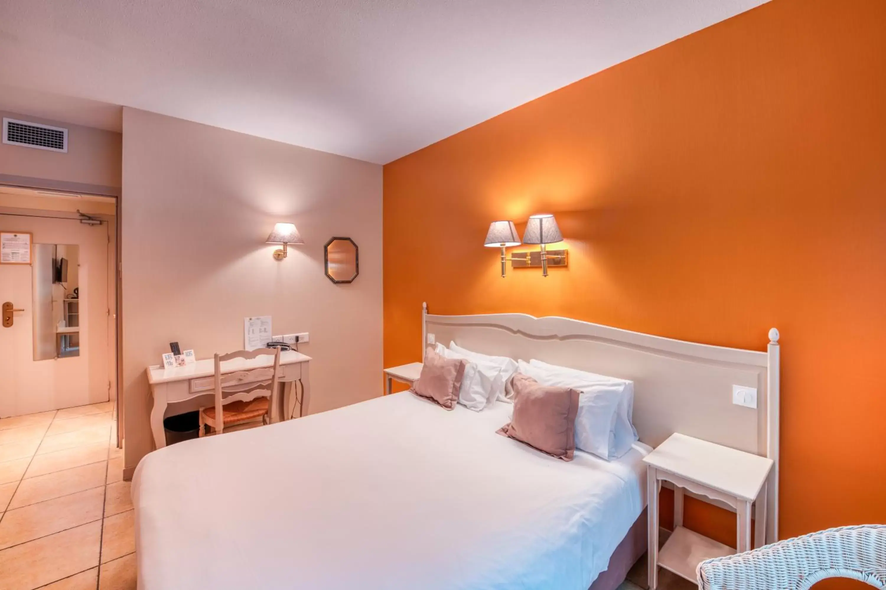 Standard Double or Twin Room in Logis NIMOTEL Hôtel Cosy Standard Double or Twin Room in Logis NIMOTEL Hôtel Cosy