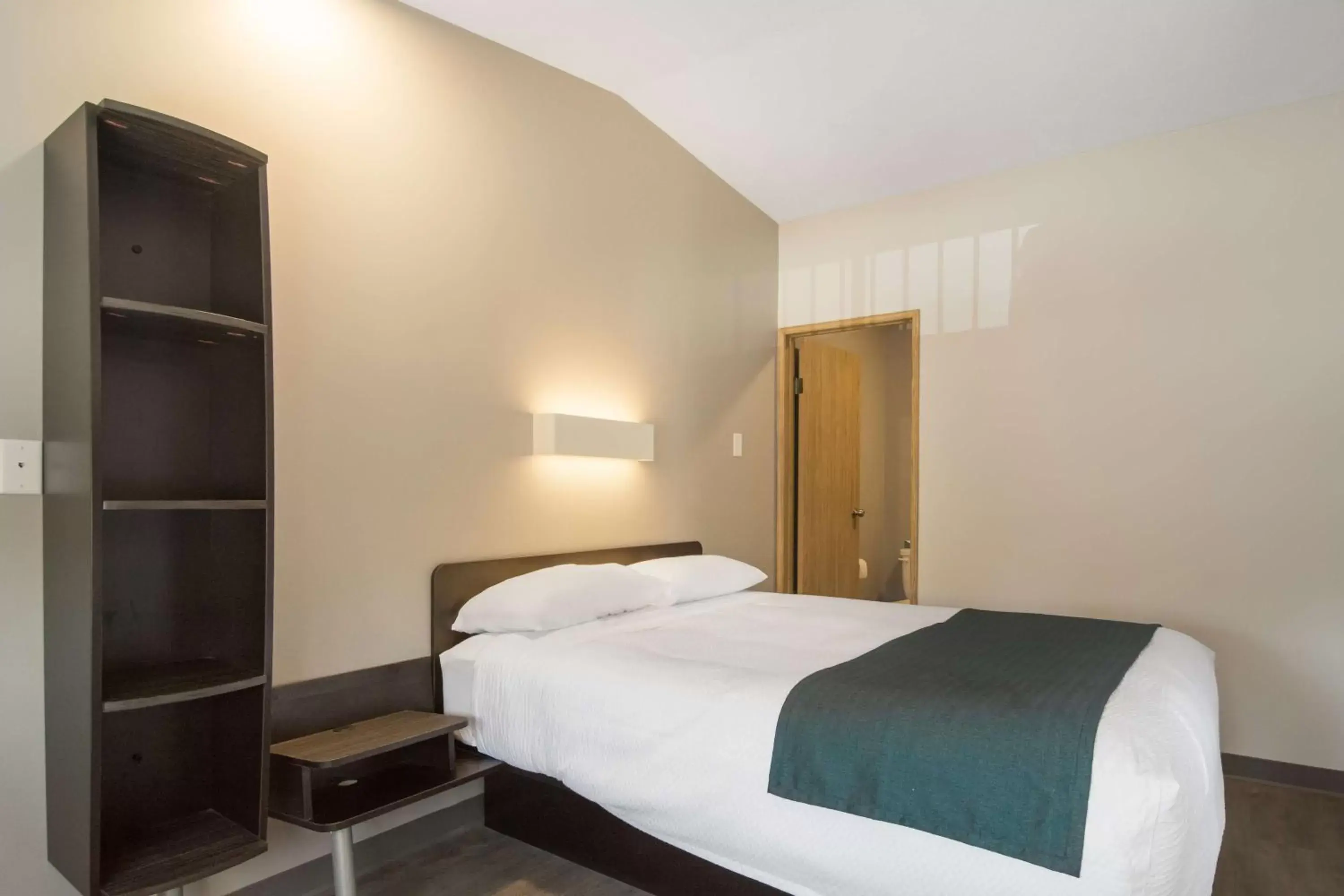 Queen Room - Non-Smoking in Motel 6-Saanichton, BC - Victoria Airport Queen Room - Non-Smoking in Motel 6-Saanichton, BC - Victoria Airport