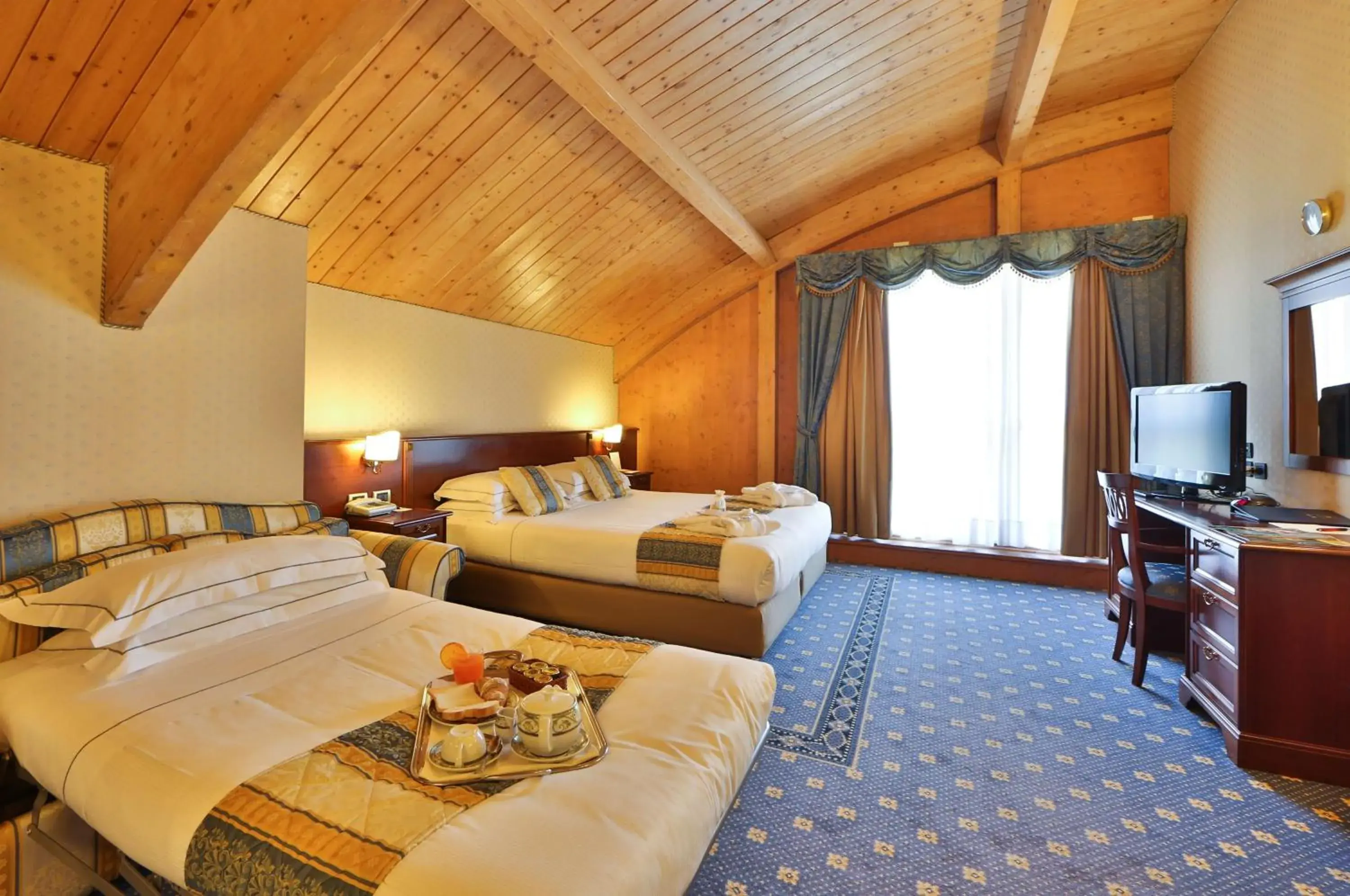 Junior King Suite with Sofa Bed in Best Western Classic Hotel Junior King Suite with Sofa Bed in Best Western Classic Hotel