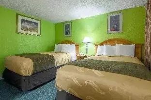 Queen Room - single occupancy in Highway Inn Queen Room - single occupancy in Highway Inn
