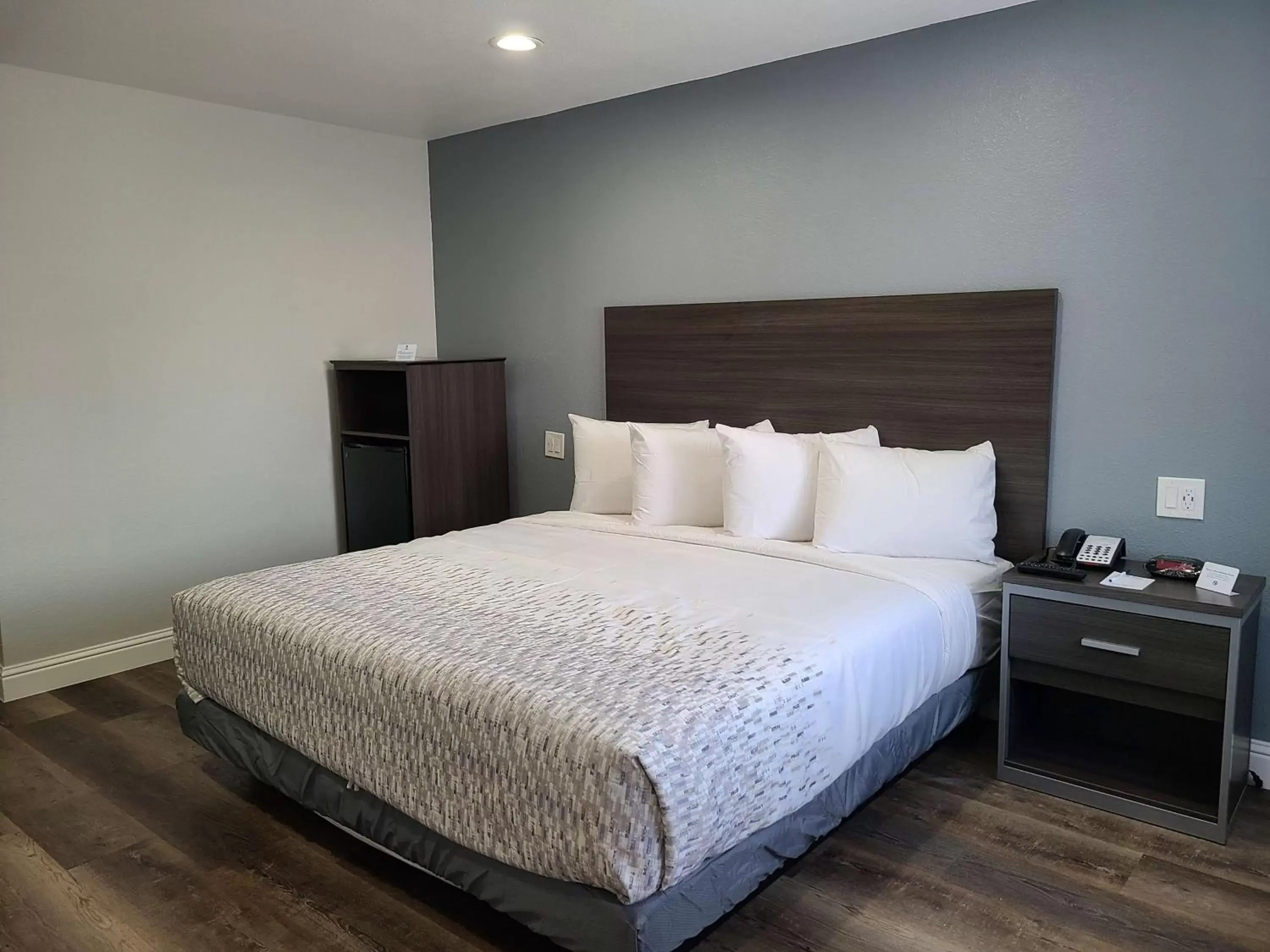 King Room with Roll-In Shower - Disability Access in SureStay Hotel by Best Western Chowchilla Yosemite King Room with Roll-In Shower - Disability Access in SureStay Hotel by Best Western Chowchilla Yosemite