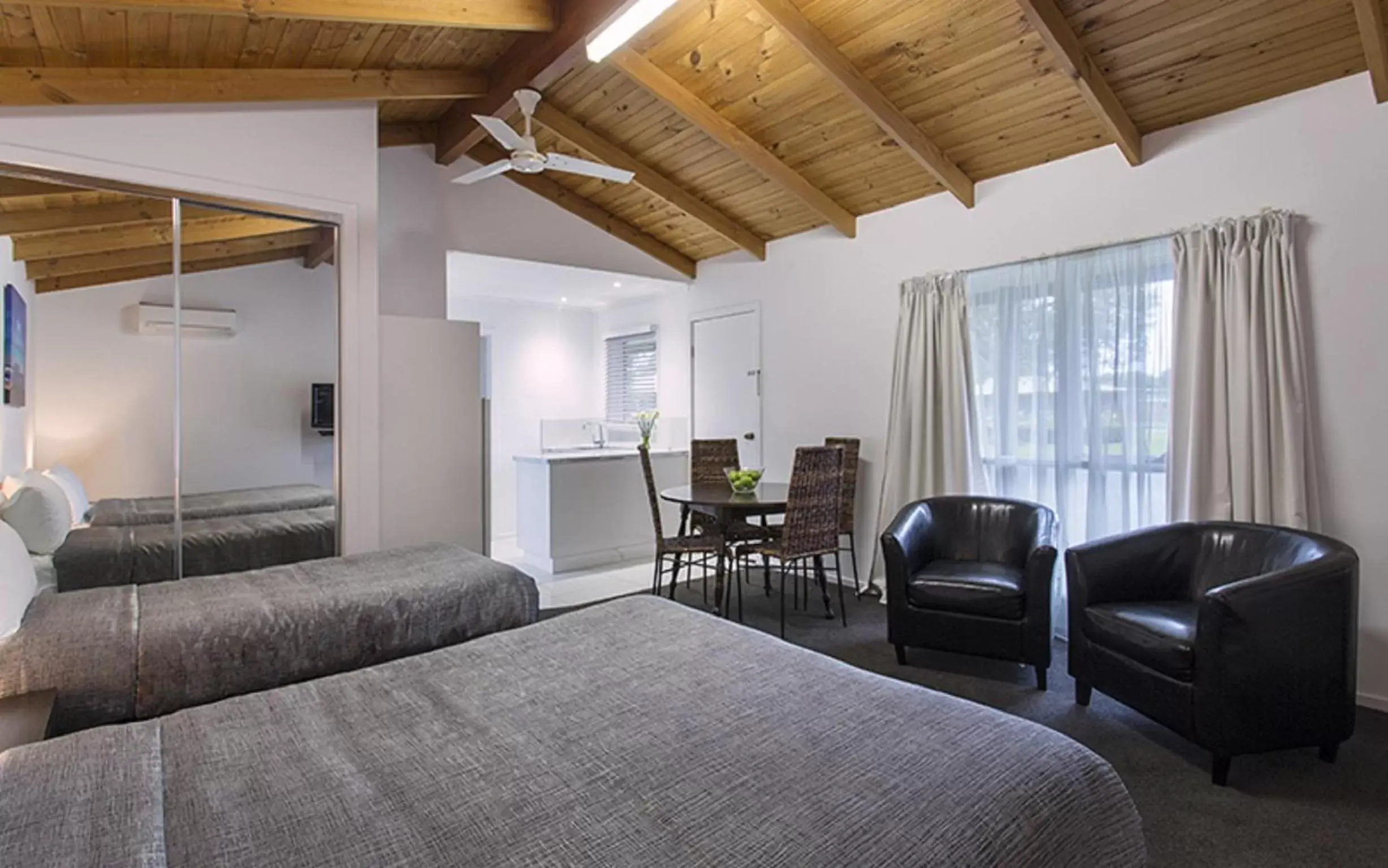 Family Room with Garden View in Best Western Colonial Village Motel Family Room with Garden View in Best Western Colonial Village Motel