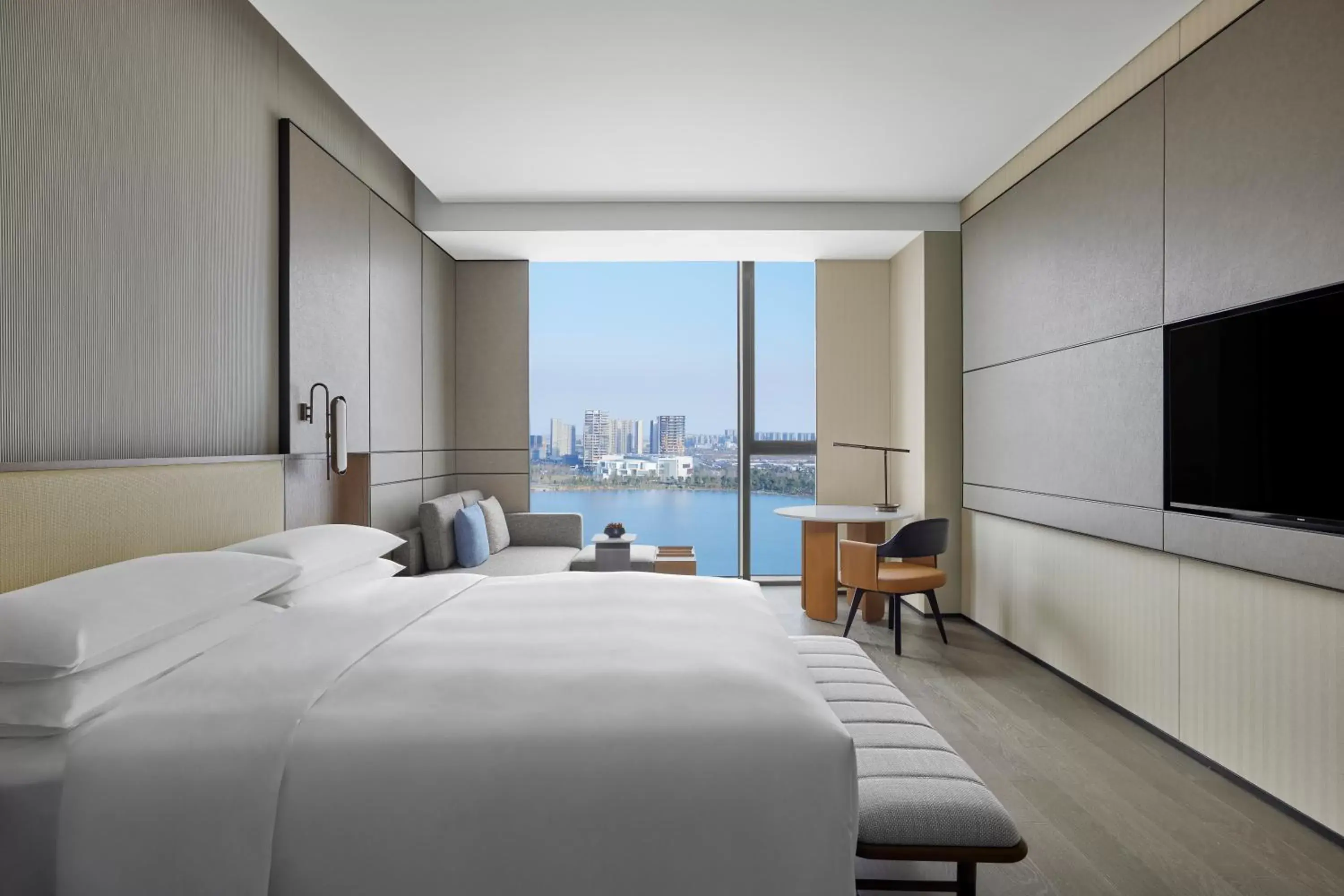 Executive King Room with Lake View - Club Lounge Access in Nantong Marriott Hotel Executive King Room with Lake View - Club Lounge Access in Nantong Marriott Hotel
