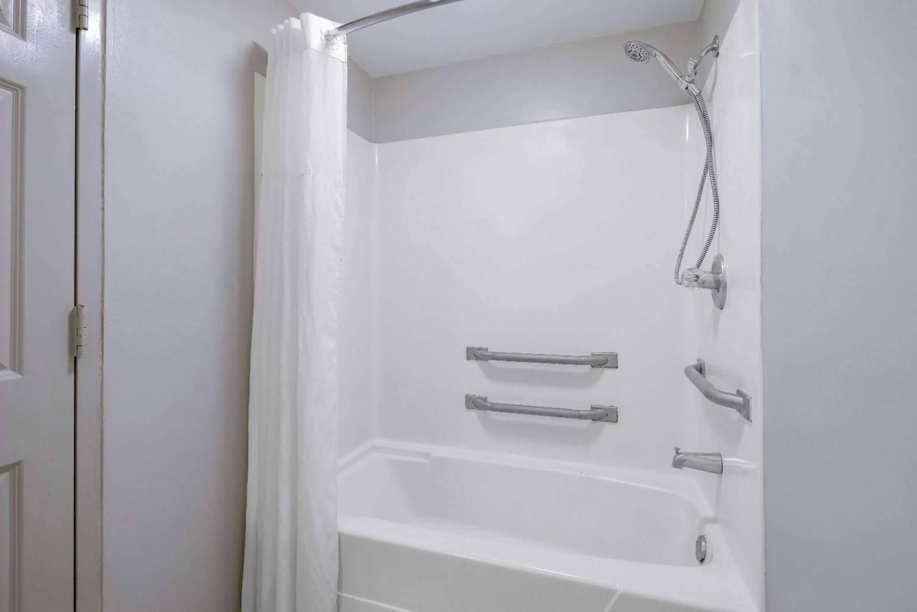 King Room - Disability Access - Non-Smoking in Days Inn & Suites by Wyndham Savannah Midtown King Room - Disability Access - Non-Smoking in Days Inn & Suites by Wyndham Savannah Midtown