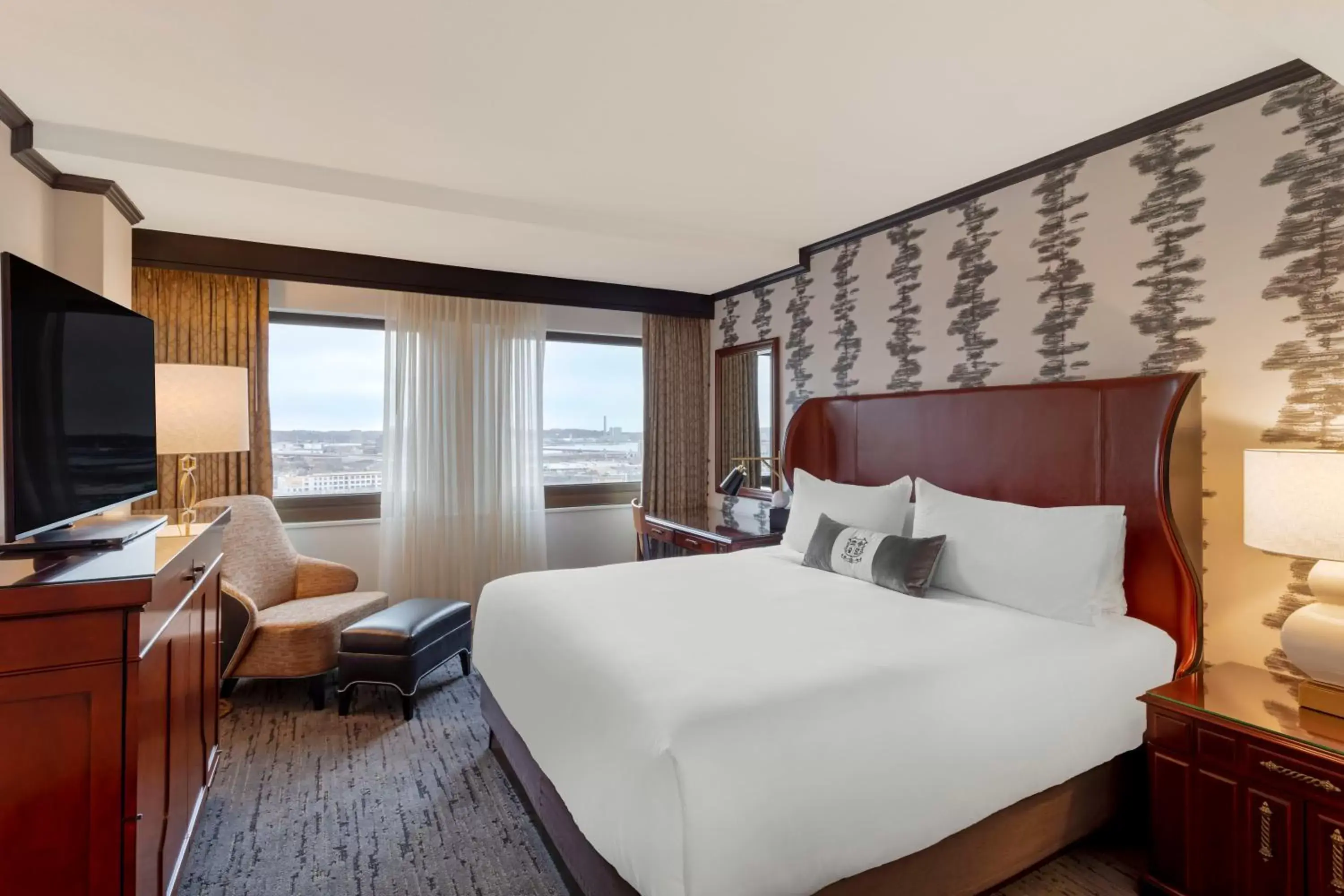 Deluxe King Room in Omni New Haven Hotel at Yale Deluxe King Room in Omni New Haven Hotel at Yale