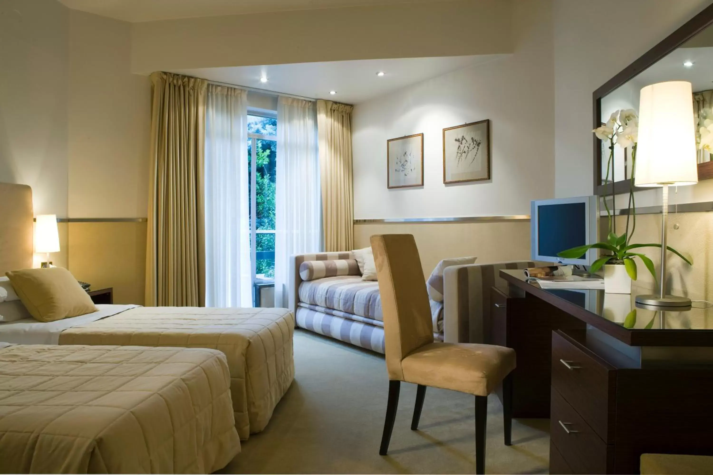 Standard Triple Room in Mini Palace Hotel Standard Triple Room in Mini Palace Hotel