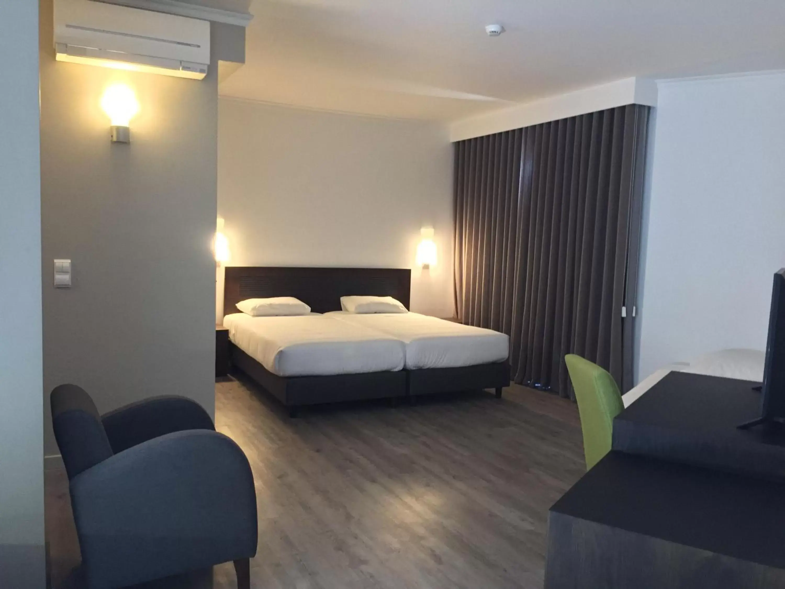 Twin Room with Sea View with 2 extra beds in Hotel Euro Moniz Twin Room with Sea View with 2 extra beds in Hotel Euro Moniz