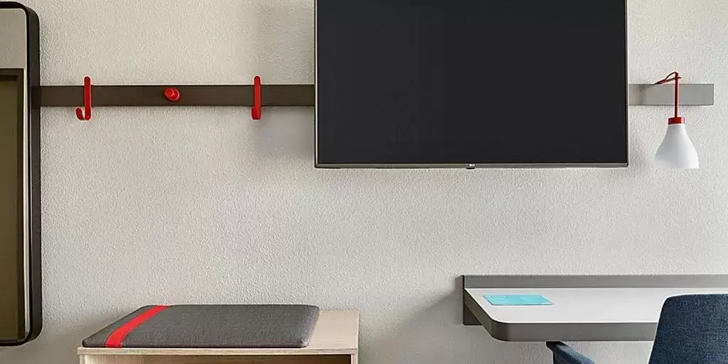 Standard Queen Room with Two Queen Beds and Roll-In Shower - Mobility Access in avid hotels - Detroit - Warren by IHG Standard Queen Room with Two Queen Beds and Roll-In Shower - Mobility Access in avid hotels - Detroit - Warren by IHG