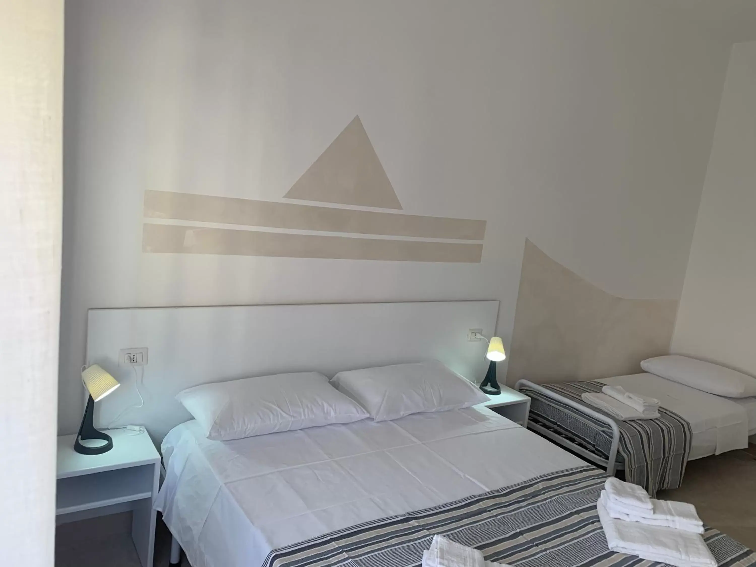 Classic Triple Room in La Piazza BeB Classic Triple Room in La Piazza BeB