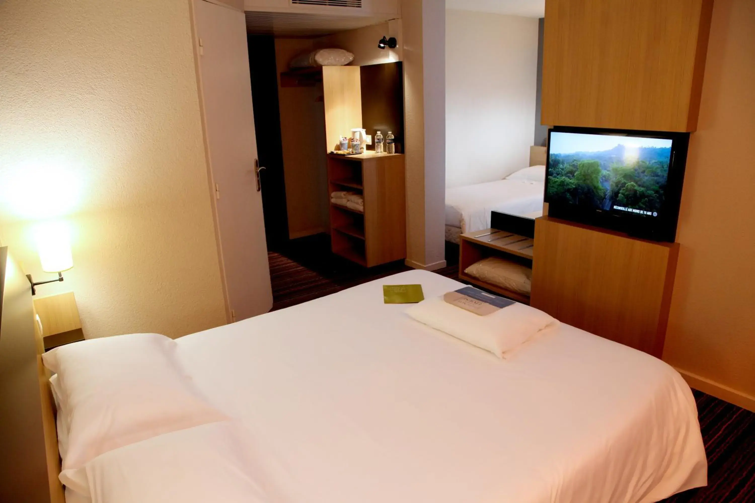 Standard Quadruple Room in Kyriad Tours Sud - Chambray Lès Tours Standard Quadruple Room in Kyriad Tours Sud - Chambray Lès Tours