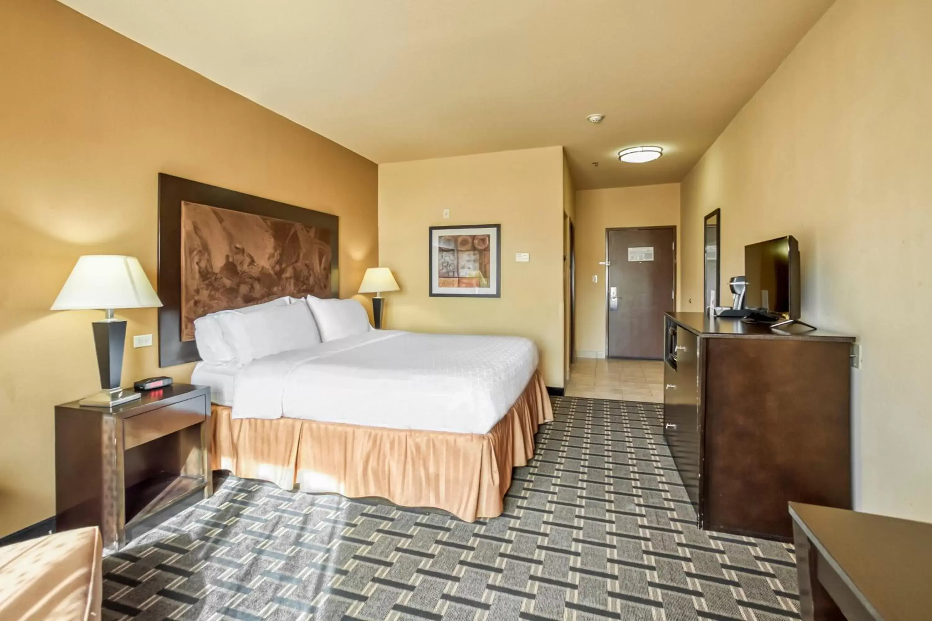 Standard King Room with Sofa Bed and Communications Accessible Tub in Holiday Inn Express and Suites Beeville by IHG Standard King Room with Sofa Bed and Communications Accessible Tub in Holiday Inn Express and Suites Beeville by IHG