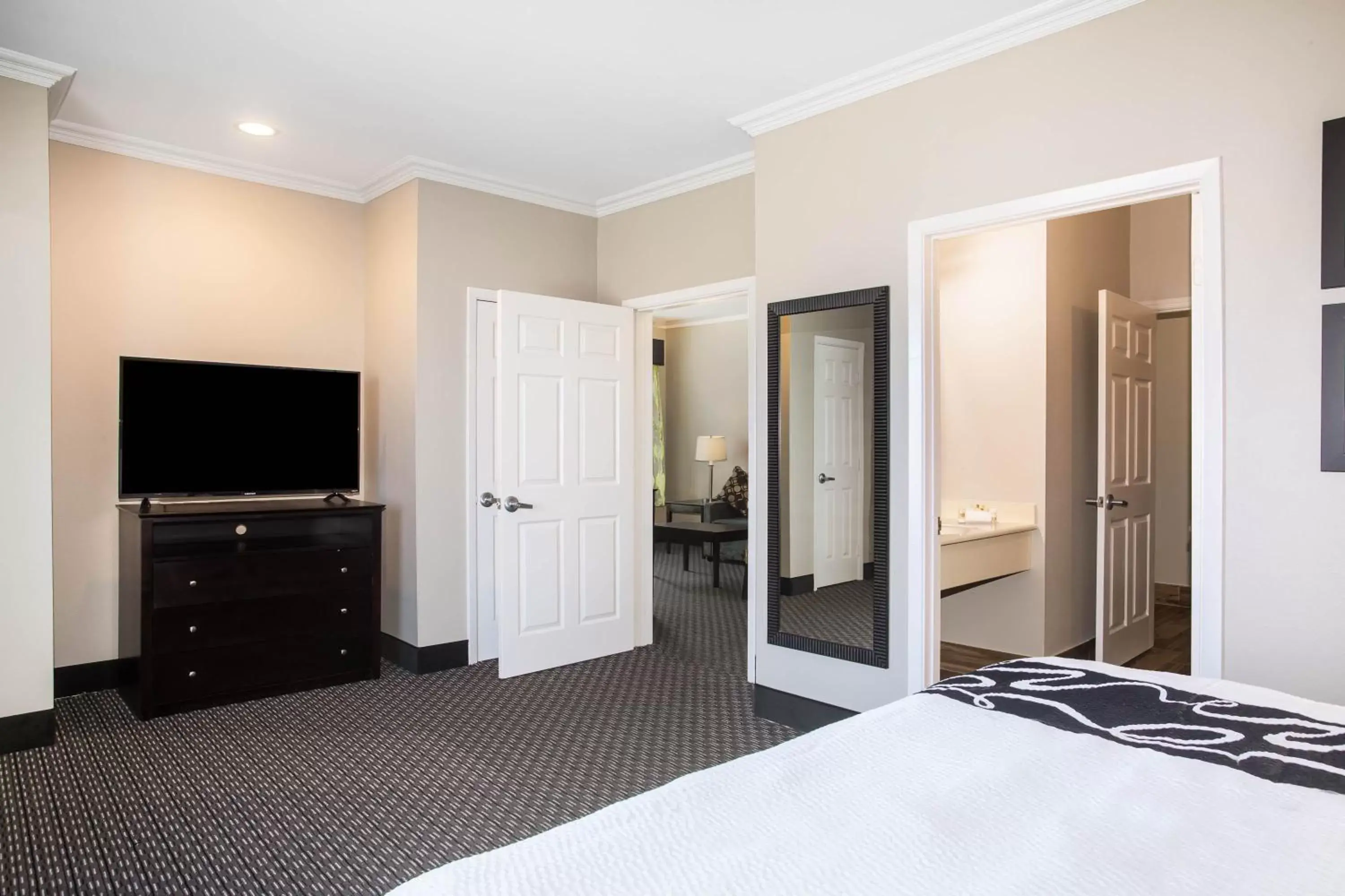 Deluxe King Suite with Bath Tub - Mobility/Hearing Access - Non-Smoking in La Quinta by Wyndham Columbus TX Deluxe King Suite with Bath Tub - Mobility/Hearing Access - Non-Smoking in La Quinta by Wyndham Columbus TX