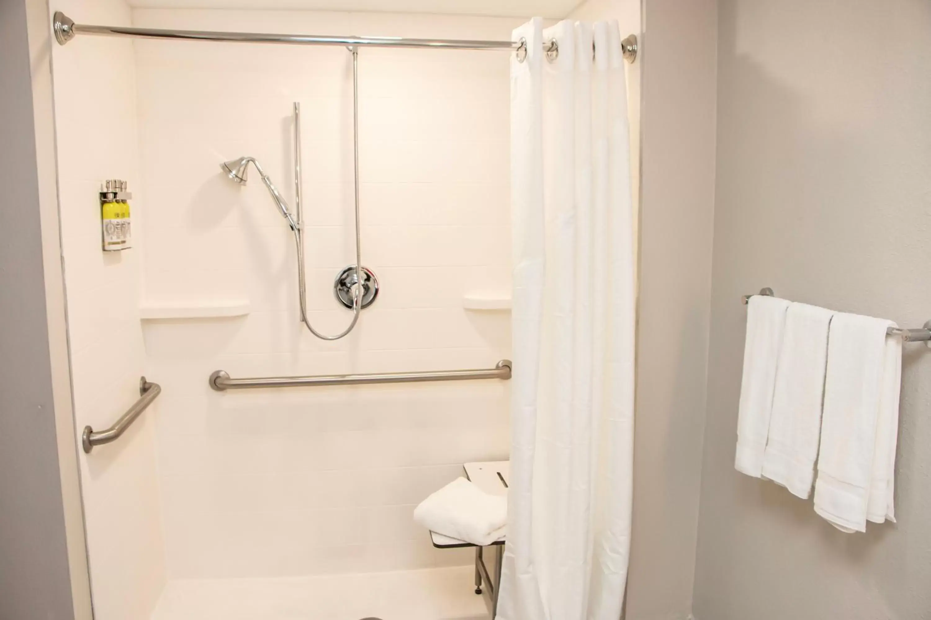 Deluxe King Room - Mobility Access Roll in Shower/Non-Smoking in Holiday Inn Express - Allentown North by IHG Deluxe King Room - Mobility Access Roll in Shower/Non-Smoking in Holiday Inn Express - Allentown North by IHG