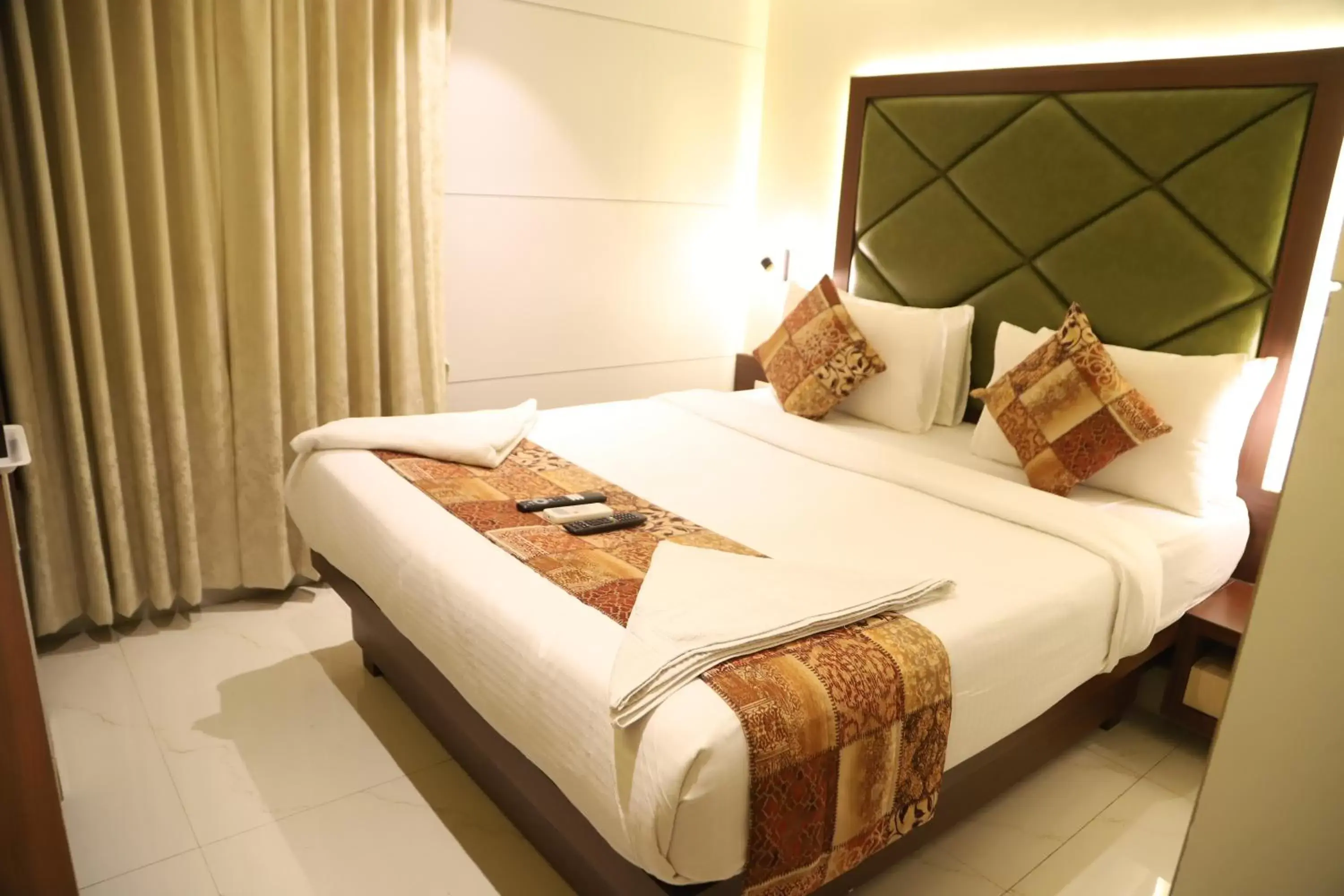 Deluxe Room in Maple Inn Deluxe Room in Maple Inn