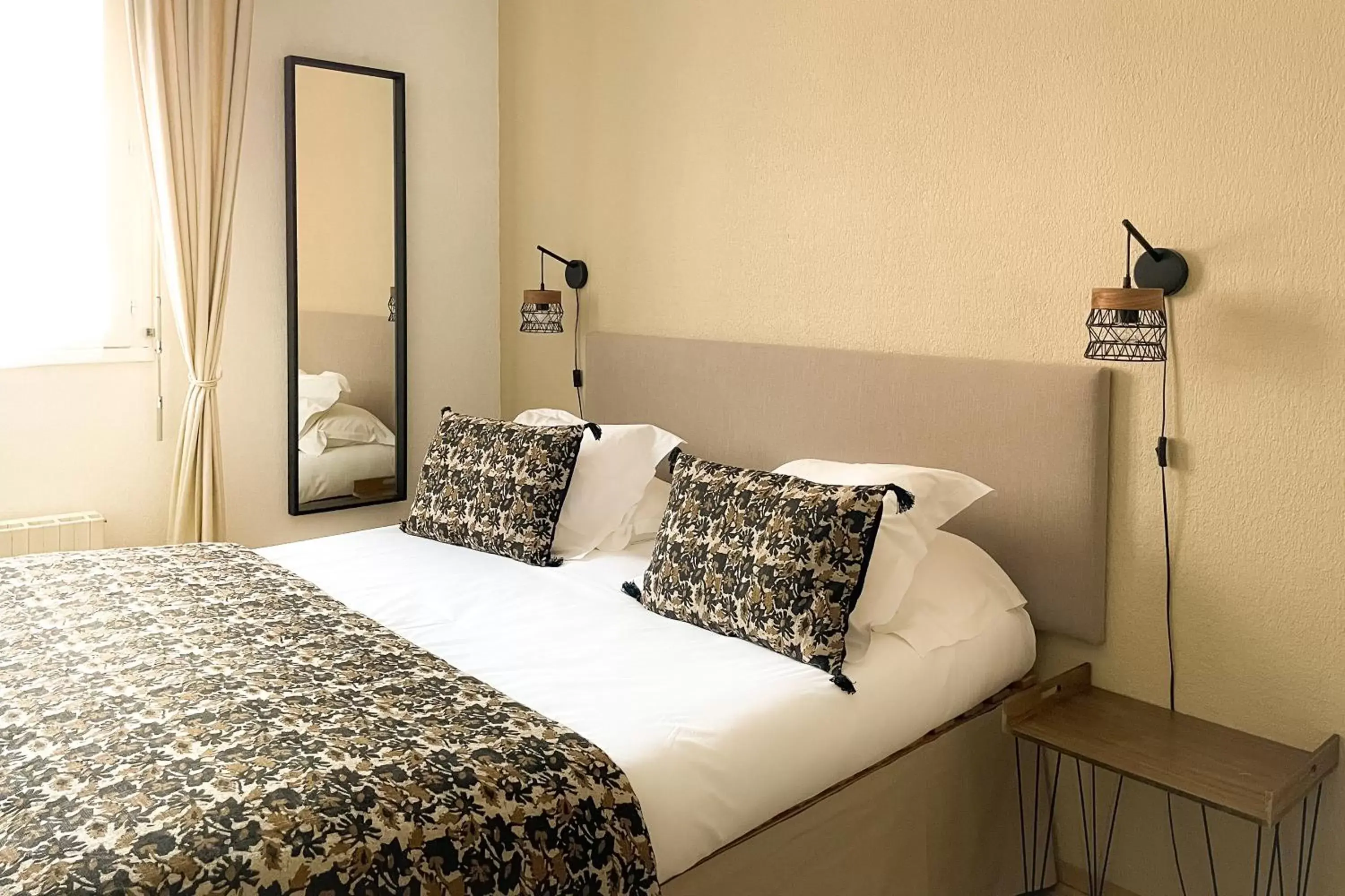 Classic Double Room in Hotel Le Magnan Classic Double Room in Hotel Le Magnan