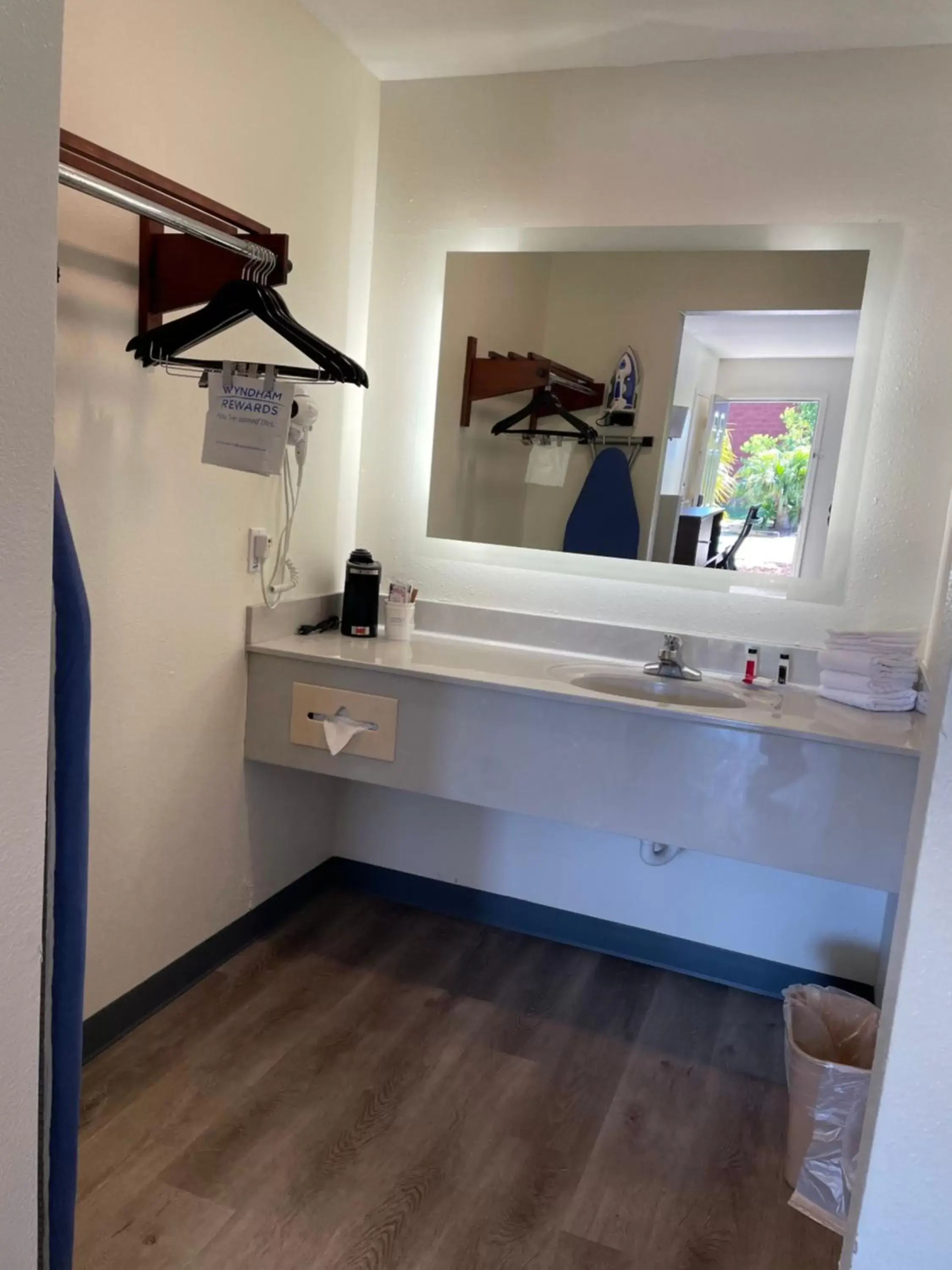 Superior King Room - Non-Smoking in Baymont by Wyndham Biloxi - Ocean Springs Superior King Room - Non-Smoking in Baymont by Wyndham Biloxi - Ocean Springs