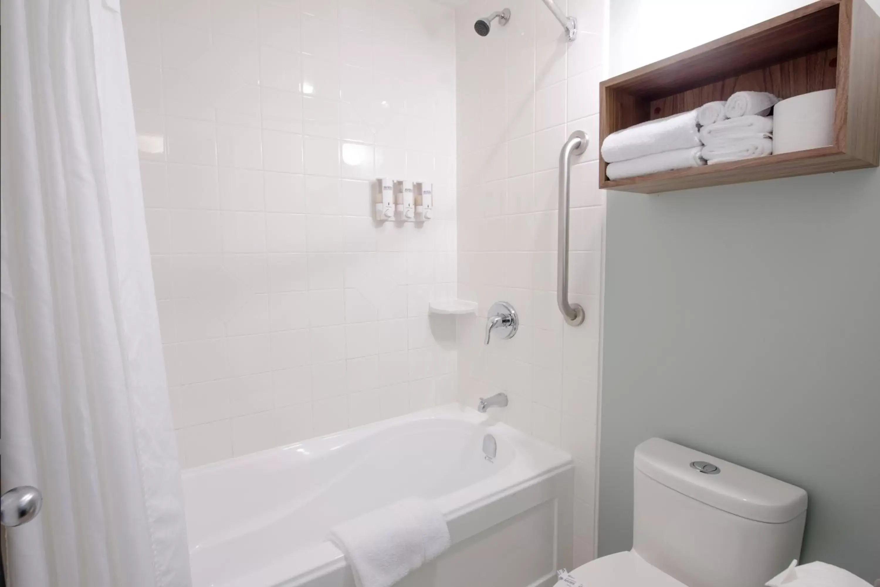 Deluxe Queen Room in Gibsons Garden Hotel Deluxe Queen Room in Gibsons Garden Hotel