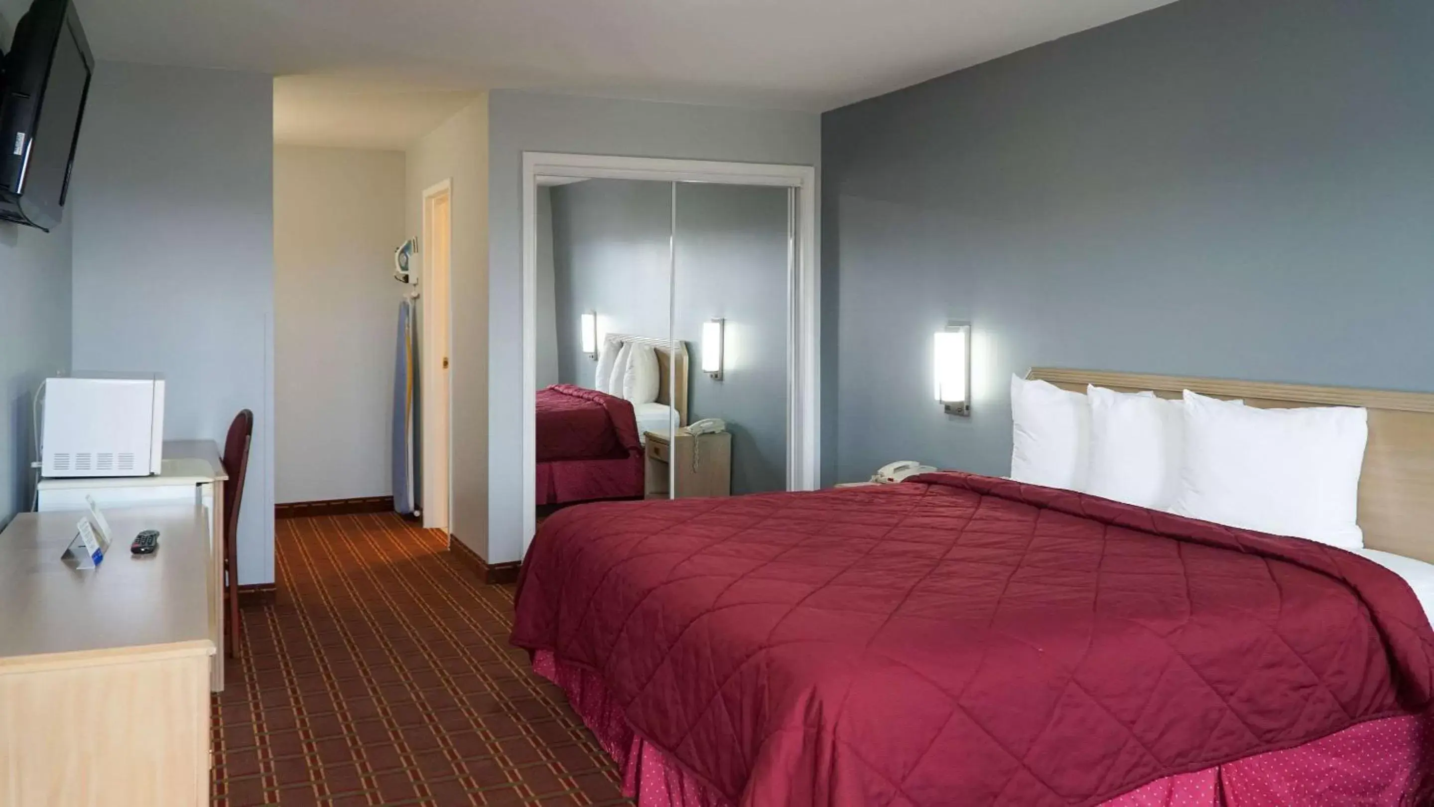 Standard King Room - Non-Smoking in Rodeway Inn Standard King Room - Non-Smoking in Rodeway Inn