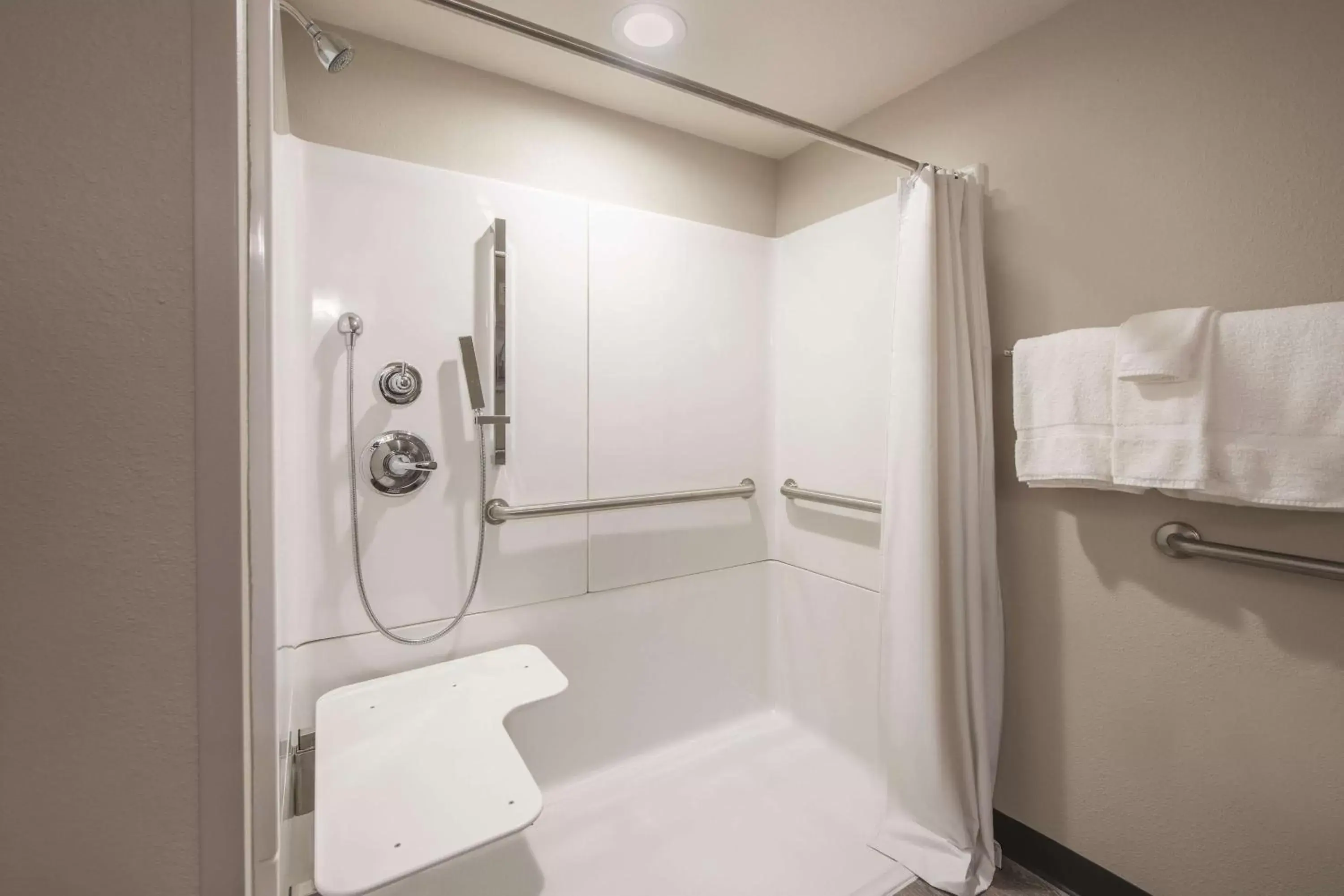King Room with Bath Tub - Mobility Accessible/Non-Smoking in La Quinta by Wyndham Effingham King Room with Bath Tub - Mobility Accessible/Non-Smoking in La Quinta by Wyndham Effingham