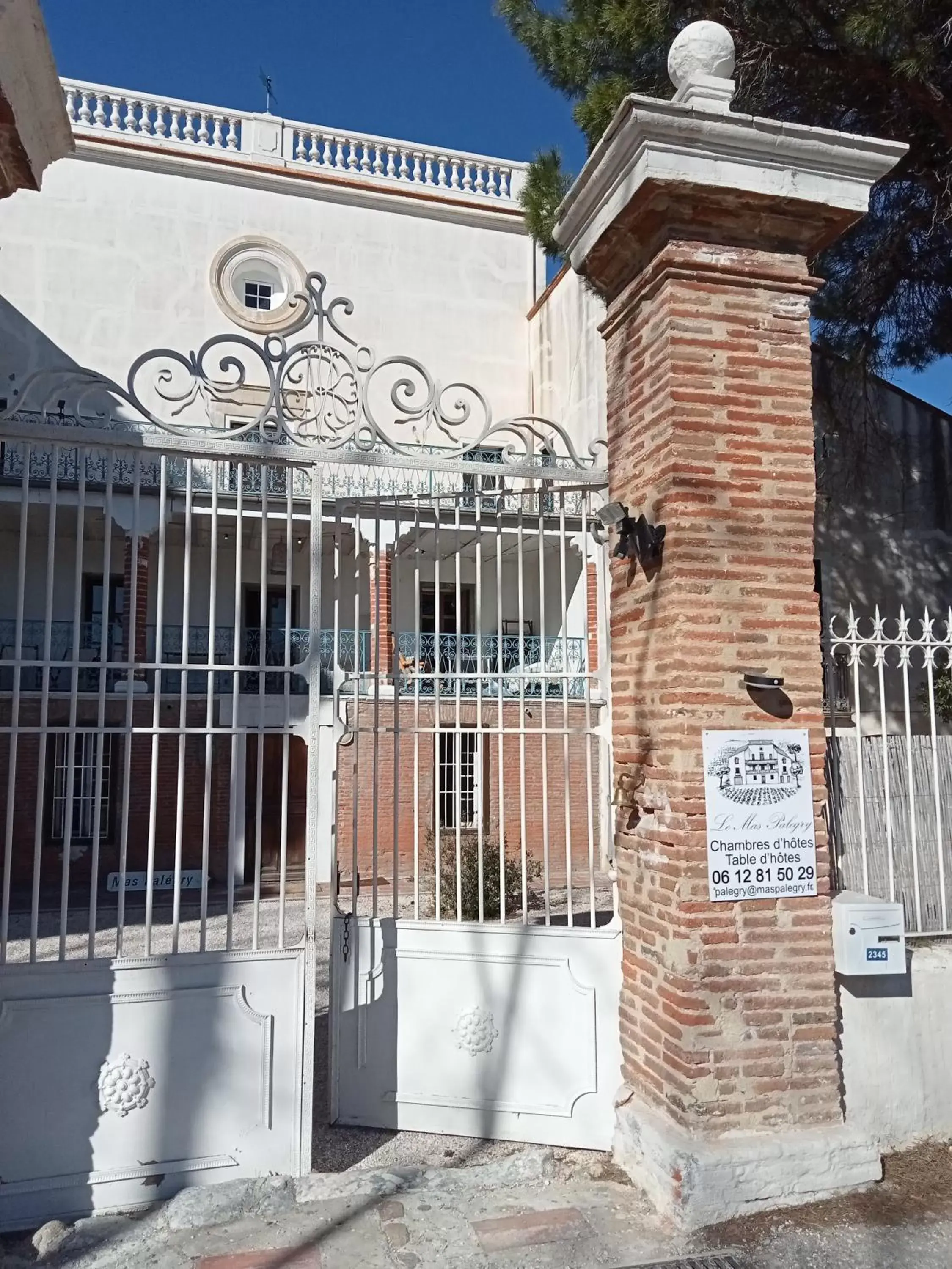 Property Building in Mas Palegry côté terrasse Property Building in Mas Palegry côté terrasse