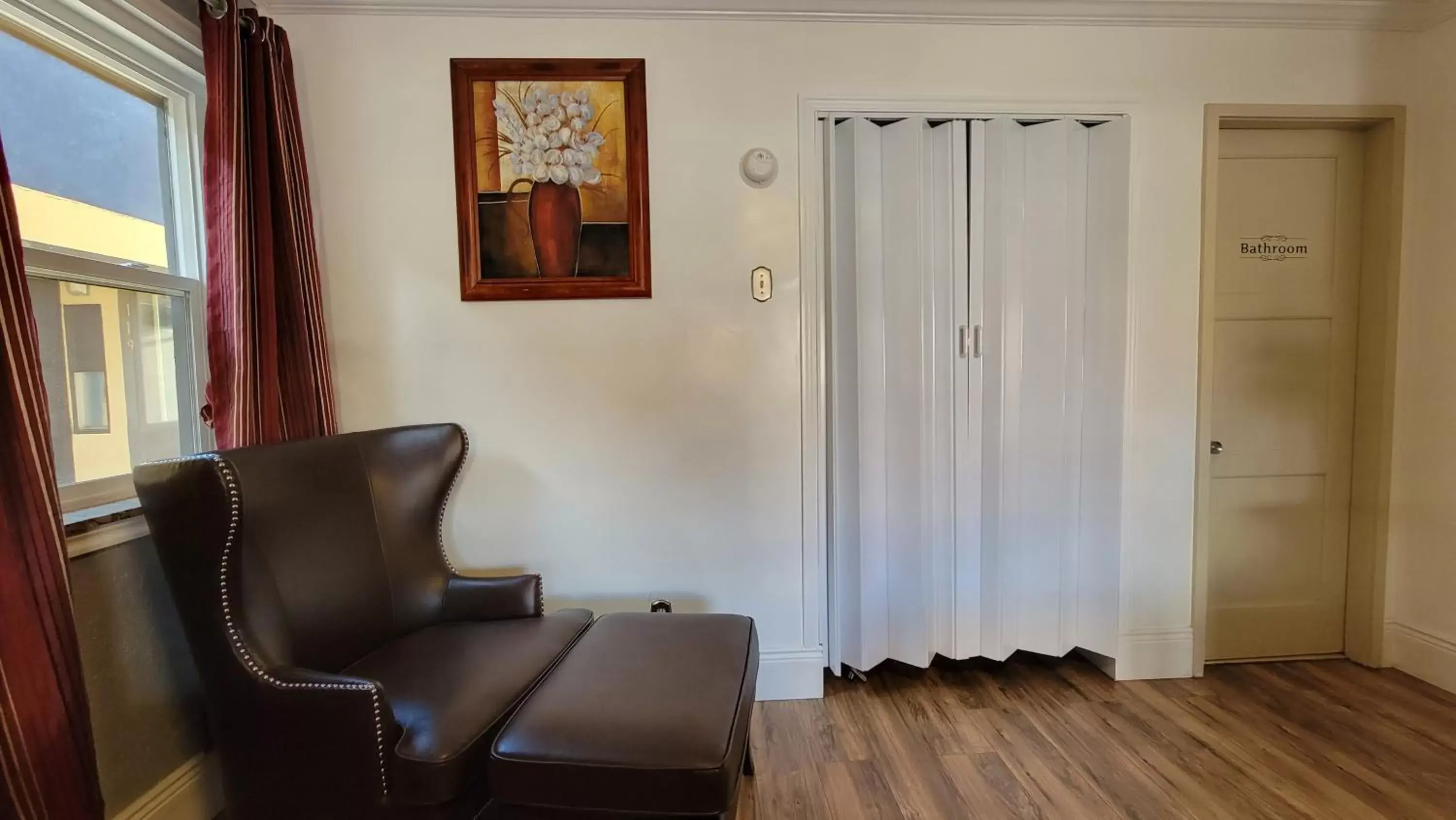 Deluxe King Room - Non-Pet Friendly in Magnuson Cedar City Deluxe King Room - Non-Pet Friendly in Magnuson Cedar City