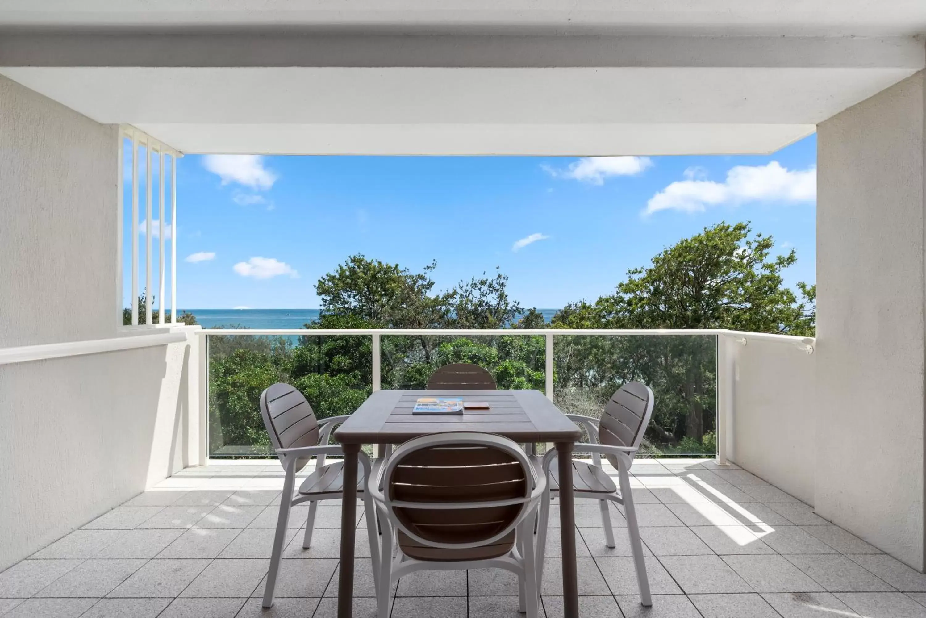 Deluxe Two-Bedroom Apartment with Ocean View in 84 The Spit Holiday Apartments Deluxe Two-Bedroom Apartment with Ocean View in 84 The Spit Holiday Apartments