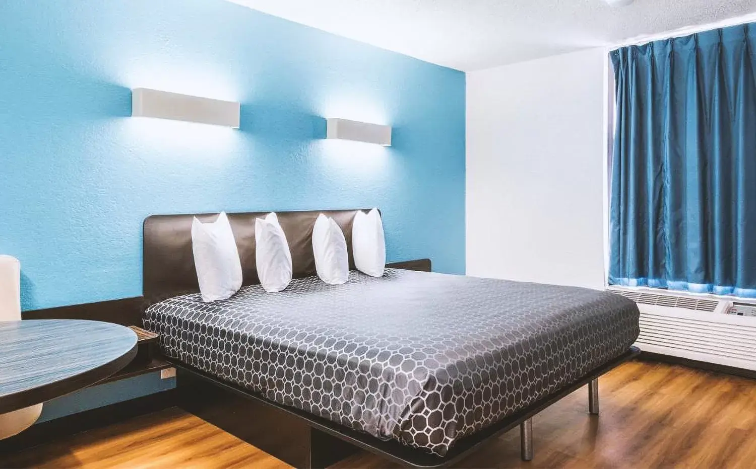 Deluxe King Room in Sky Palace Inn & Suites By Jasper Beeville Deluxe King Room in Sky Palace Inn & Suites By Jasper Beeville