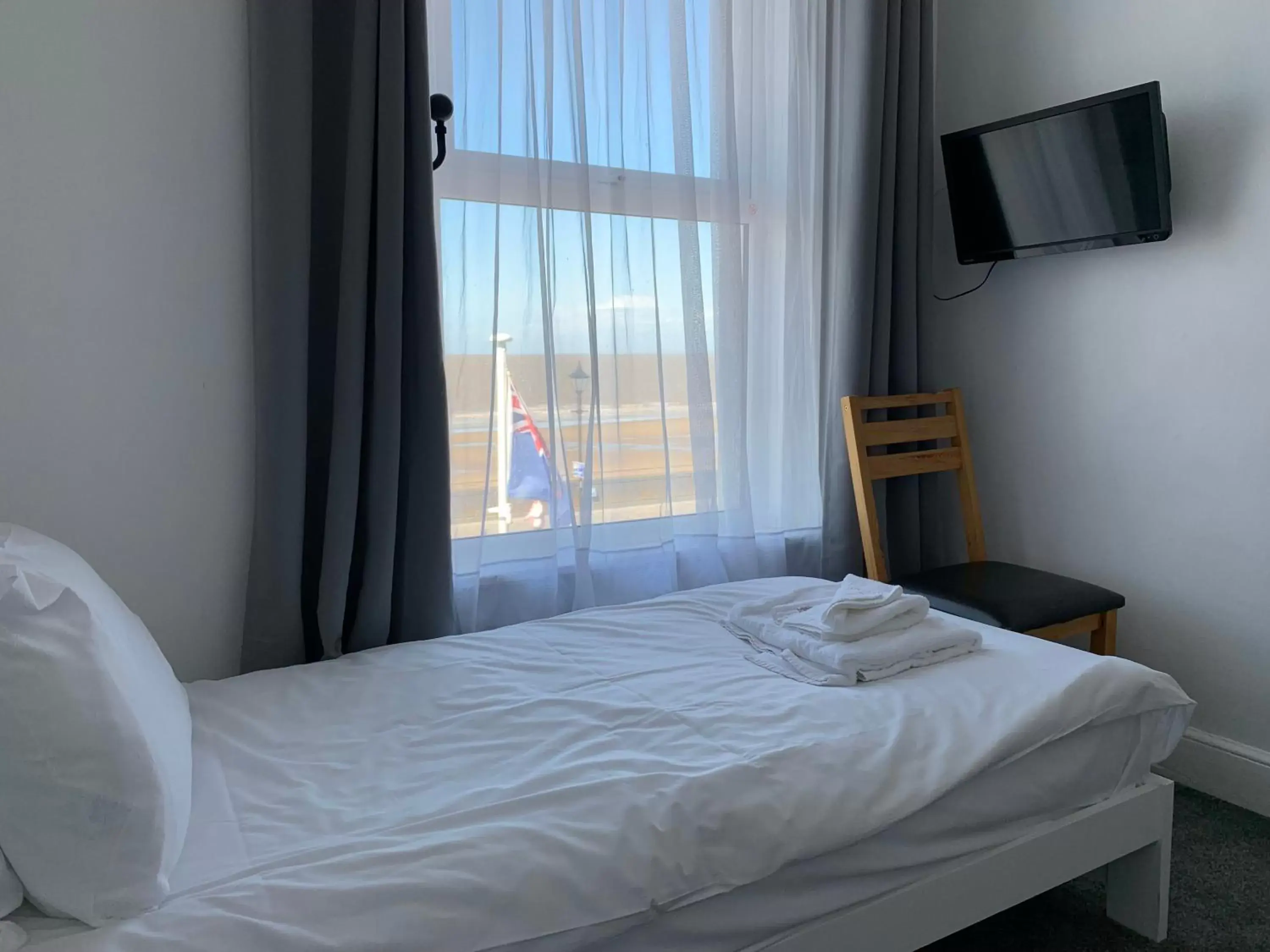 Single Room with Private External Bathroom in The Royal Clarence Hotel (on the Seafront) Single Room with Private External Bathroom in The Royal Clarence Hotel (on the Seafront)