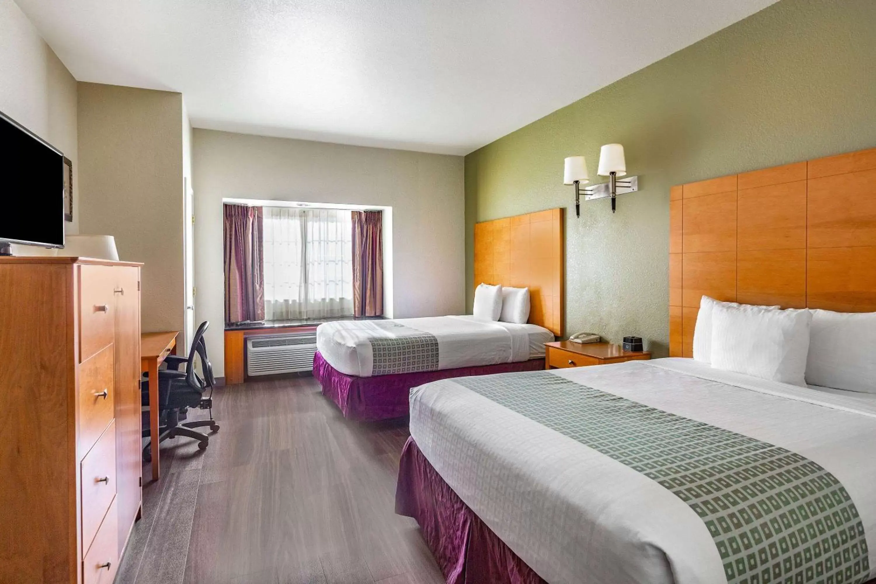 Deluxe Queen Room with Two Queen Beds, Mobility/Hearing Impaired Access and Roll-In Shower - Non-Smoking in La Quinta Inn & Suites by Wyndham Tulare Deluxe Queen Room with Two Queen Beds, Mobility/Hearing Impaired Access and Roll-In Shower - Non-Smoking in La Quinta Inn & Suites by Wyndham Tulare