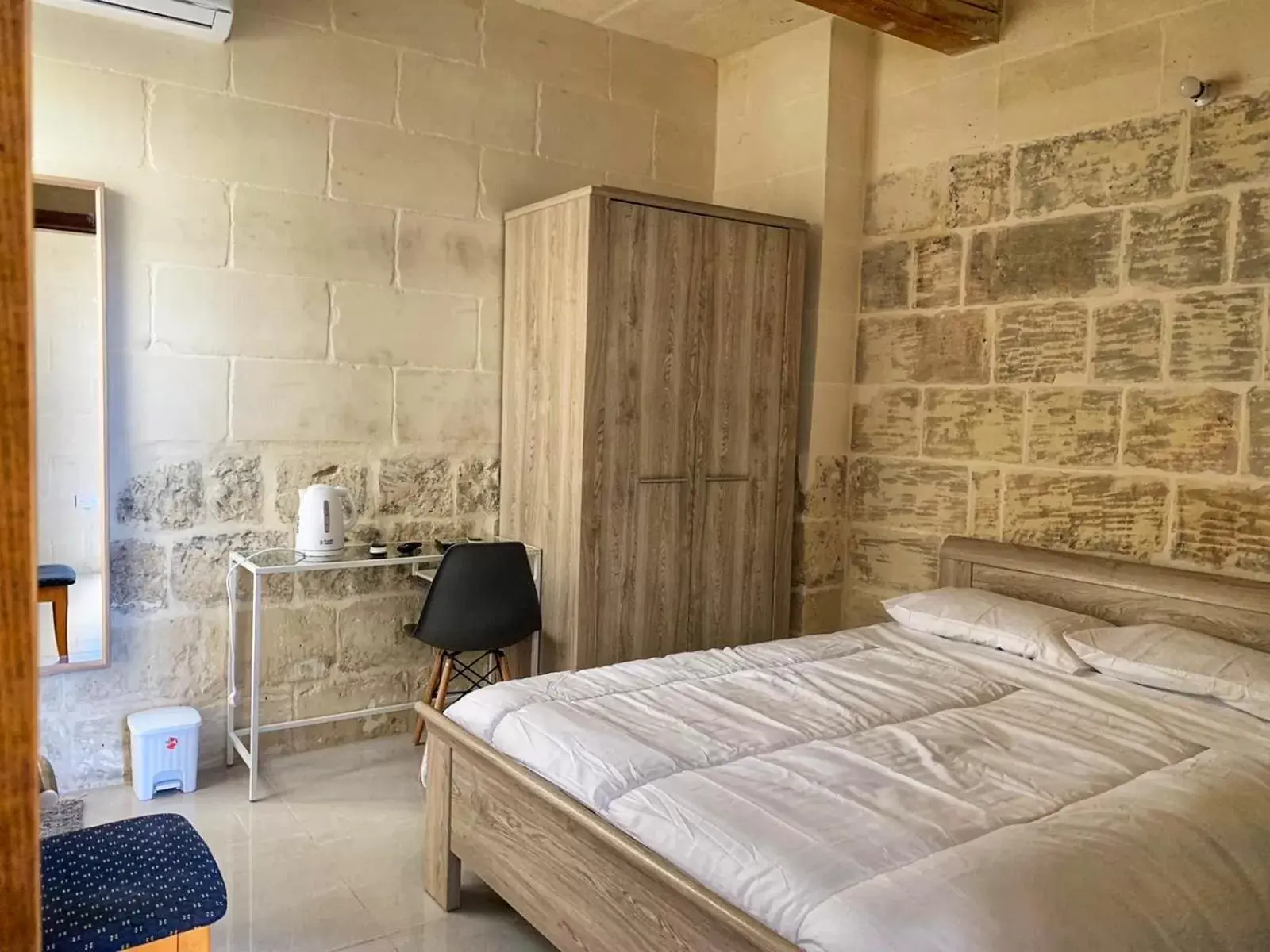 Double Room with Private External Bathroom in St George of Lydda B&B Double Room with Private External Bathroom in St George of Lydda B&B