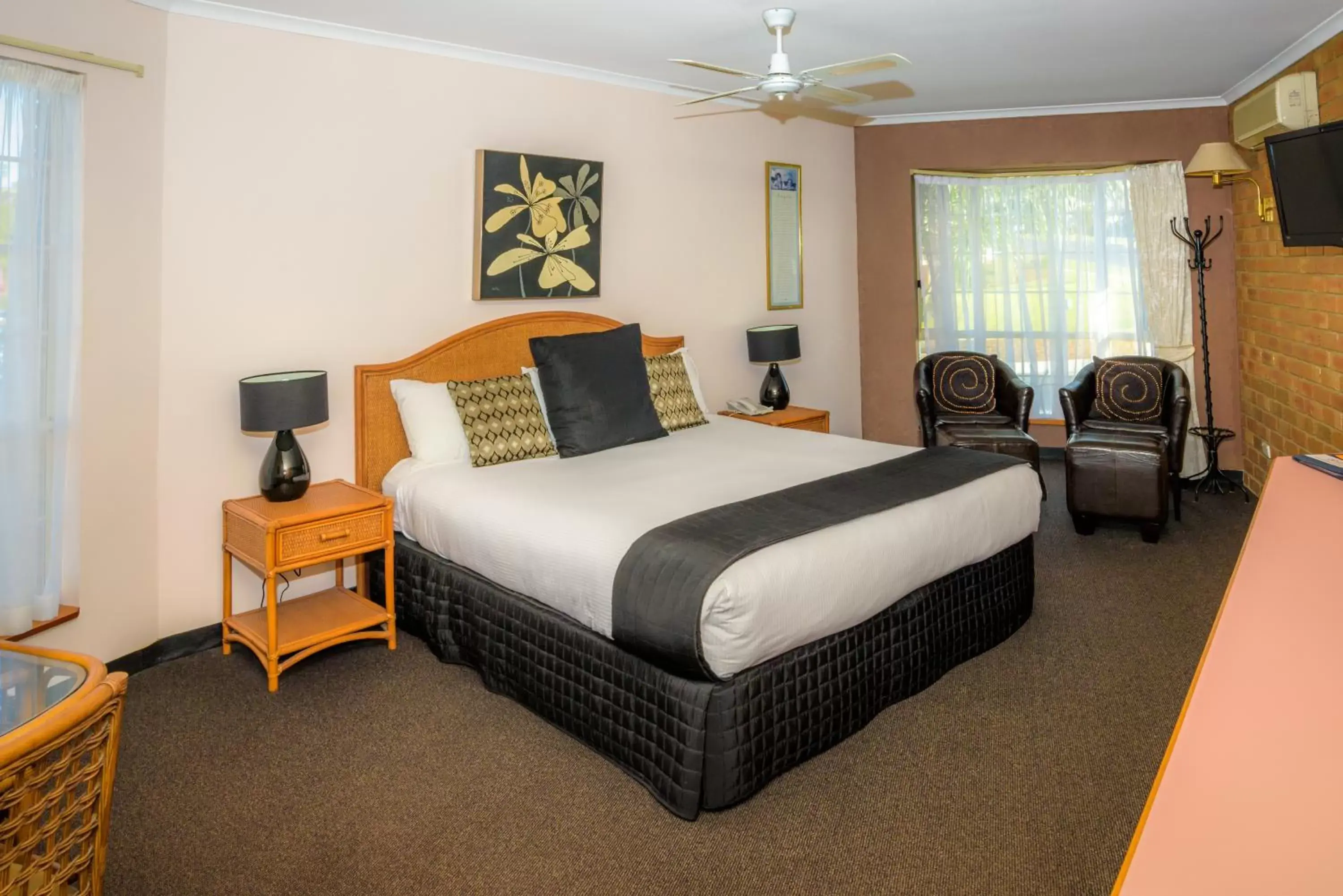 Executive King Suite with Spa Bath in Sapphire Waters Motor Inn Executive King Suite with Spa Bath in Sapphire Waters Motor Inn